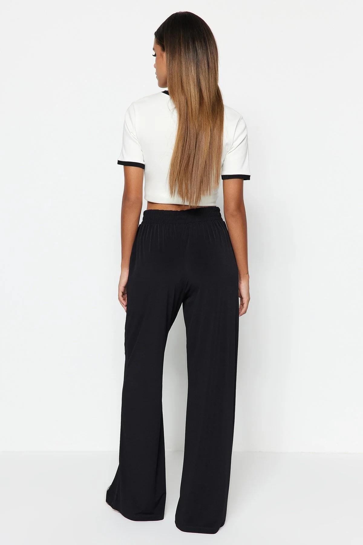 Trendyol Collection  Schwarze, weit geschnittene, locker geschnittene, dehnbare Strickhose mit hoher Taille TWOSS23PL00129