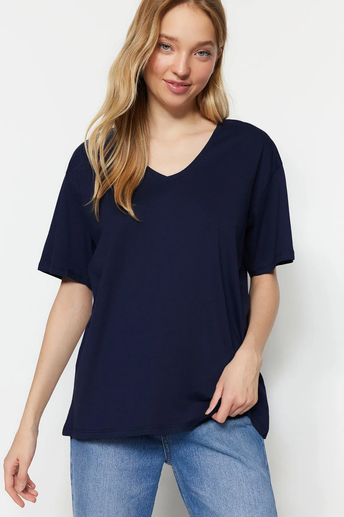 Trendyol Collection  Marineblaues, übergroßes/weites Strick-T-Shirt mit V-Ausschnitt, 100 % Baumwolle TWOSS23TS00003