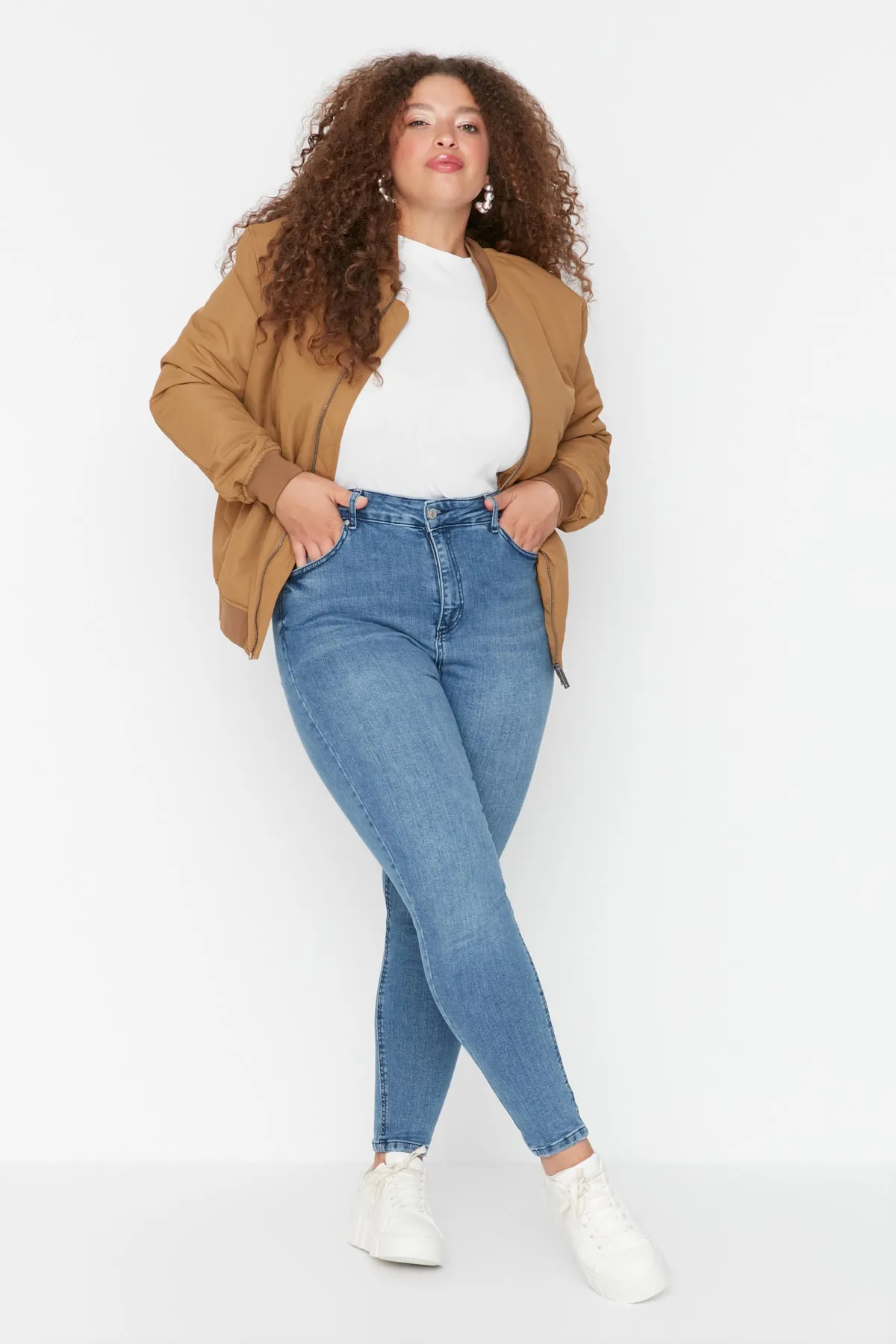 Trendyol Curve  Hellblaue, dehnbare Skinny-Jeans mit hoher Taille TBBAW23CJ00032