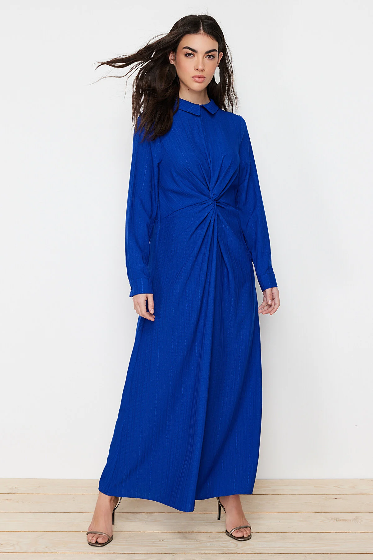 Trendyol Modest  Saks-Webkleid mit Knoten vorne und Reißverschluss, detailliert TCTSS23EB00137