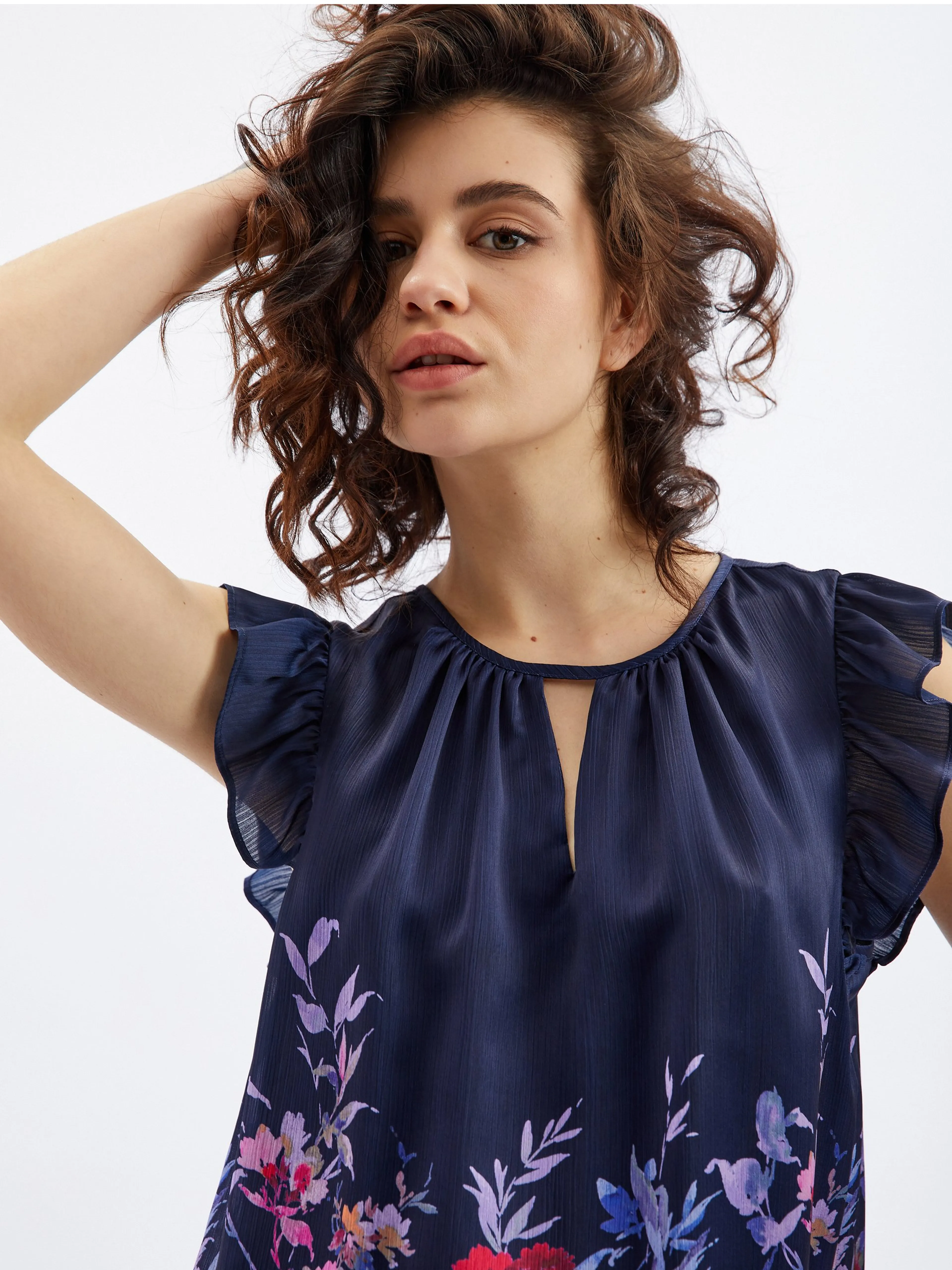 Dunkelblaue Damenbluse mit Blumenmuster und Kräuselung ORSAY
