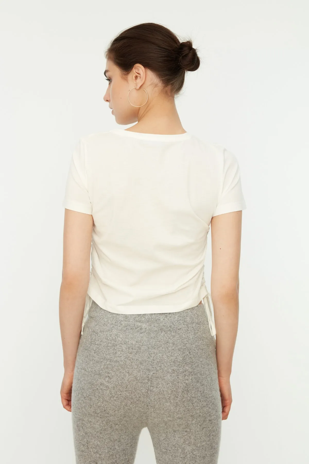 Trendyol Collection  Ecrufarbenes Basic-Strick-T-Shirt aus 100 % Baumwolle mit Rundhalsausschnitt und Raffdetail TWOSS21TS0131