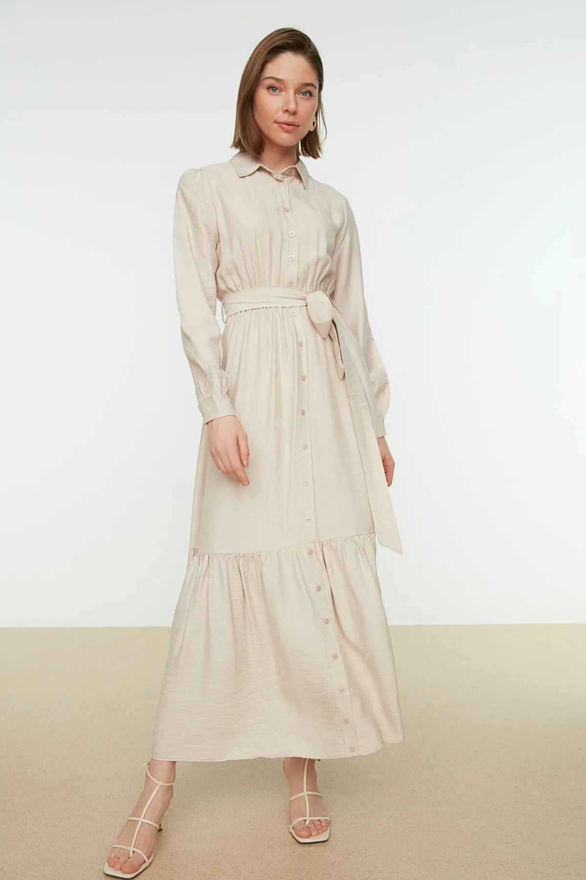 Trendyol Modest  Beiges Hemdblusenkleid aus Webstoff mit Gürtel, Schulterdetail, Rock und Volant TCTSS21EL3887