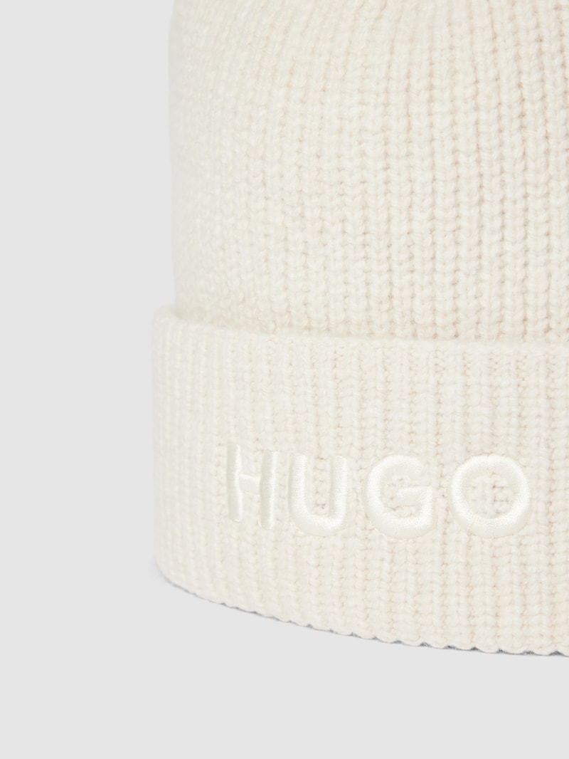 Beanie mit Label-Stitching Modell 'Social' in offwhite