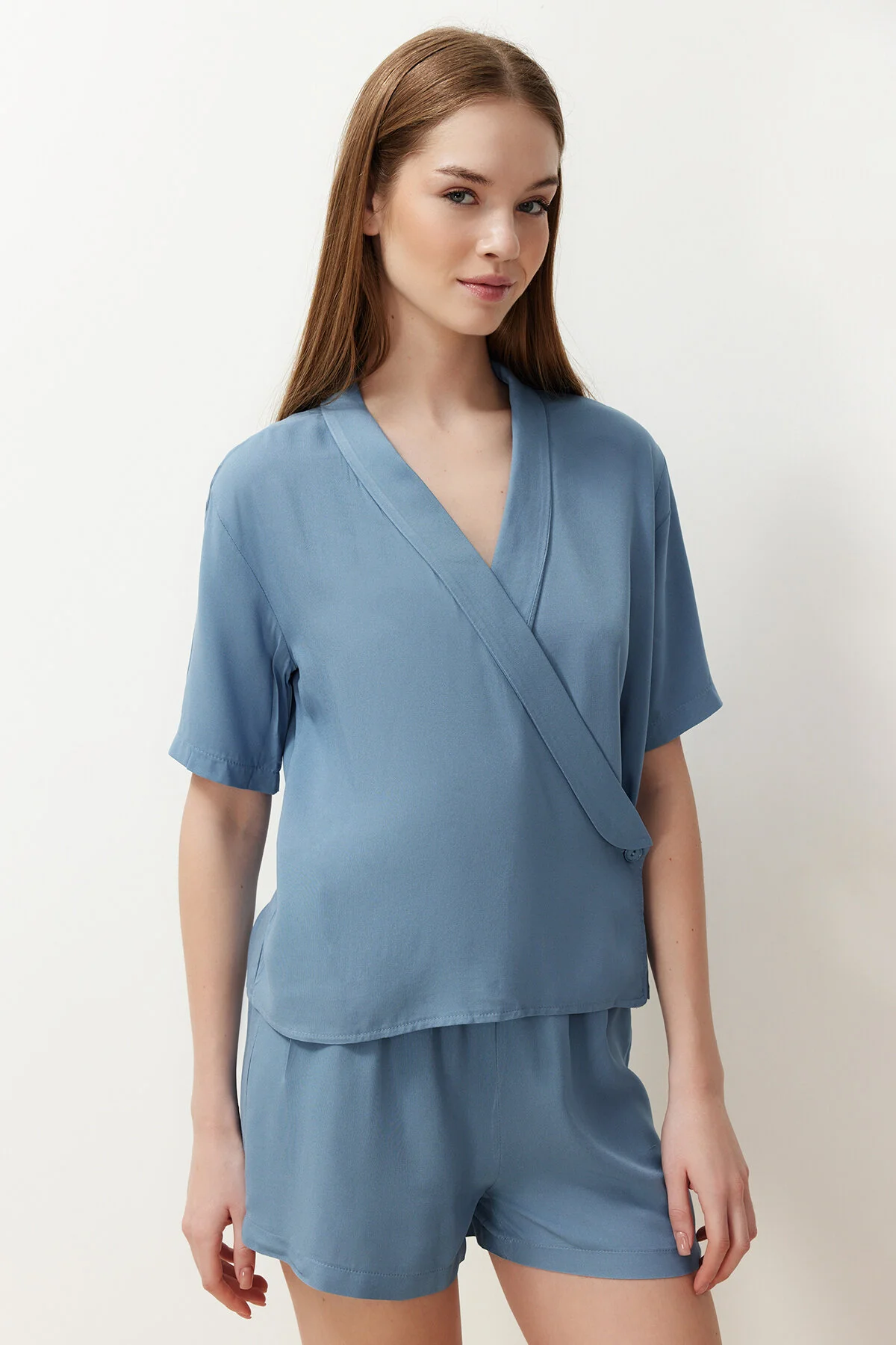 Trendyol Collection  Blaues geknöpftes zweireihiges Pyjama-Set aus gewebter Viskose mit Kragen THMSS24PT00148