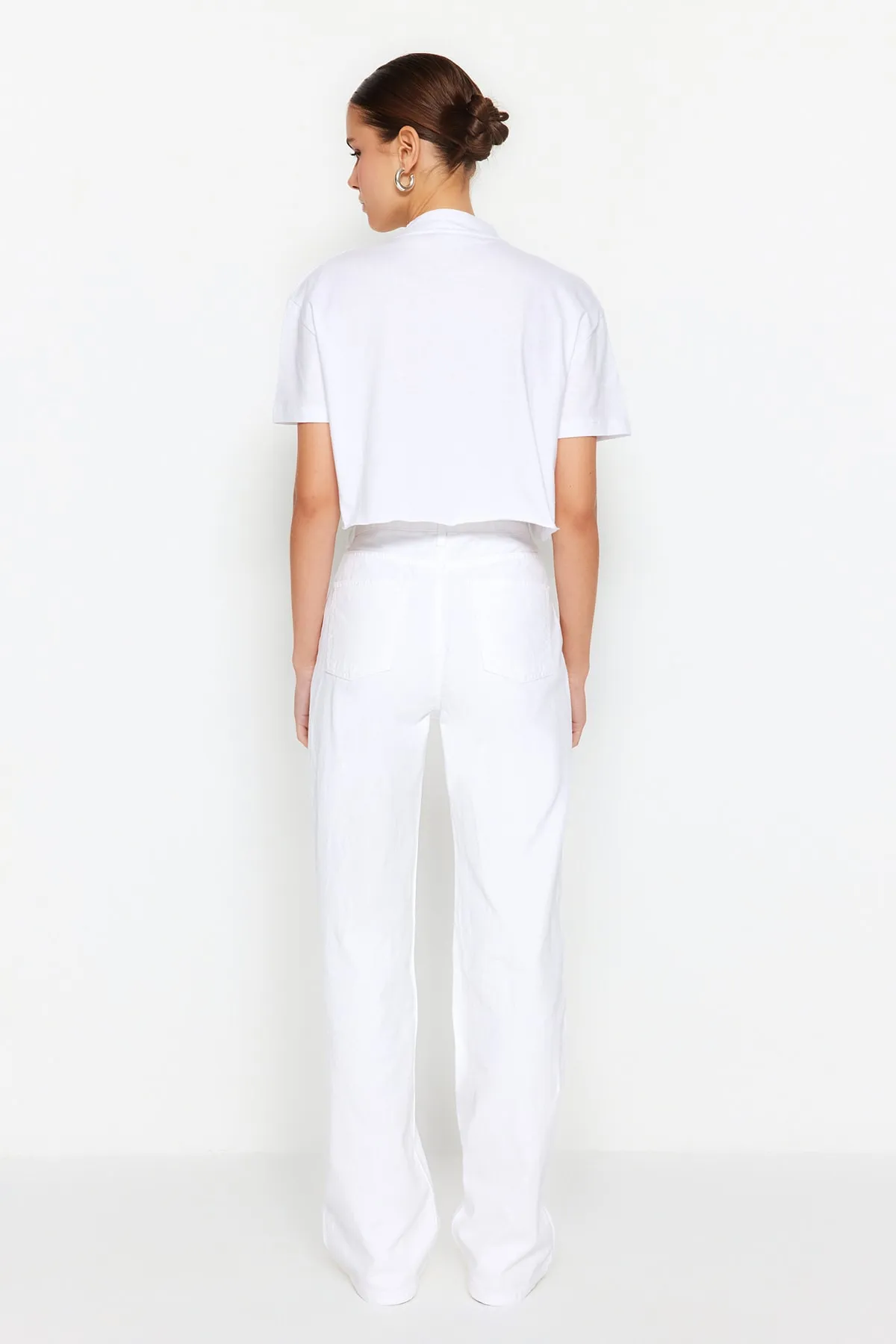 Trendyol Collection  Weiße Jeans mit hoher Taille und weitem Bein TWOSS23JE00233