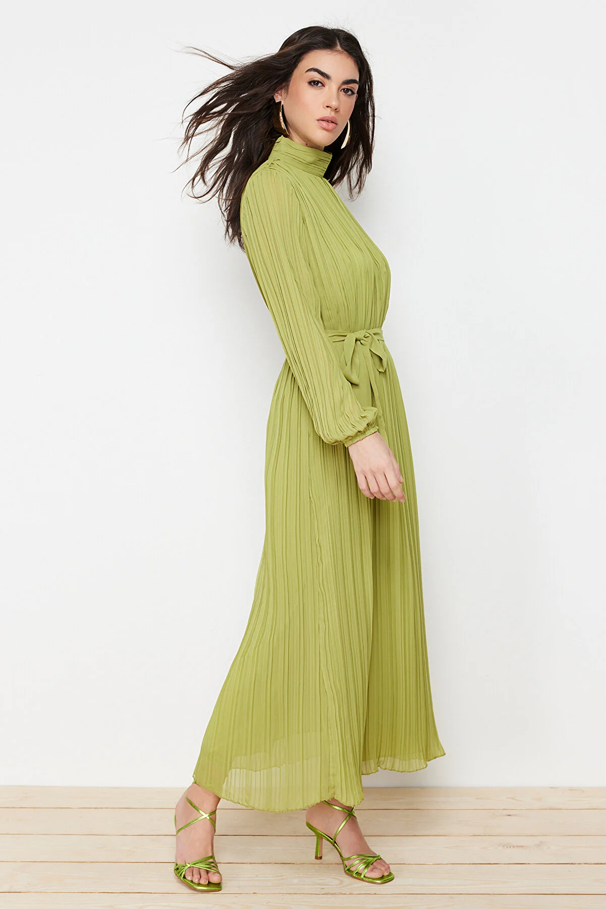 Trendyol Modest  Ölgrünes, plissiertes, gewebtes, gefüttertes Chiffonkleid TCTSS24DB00040
