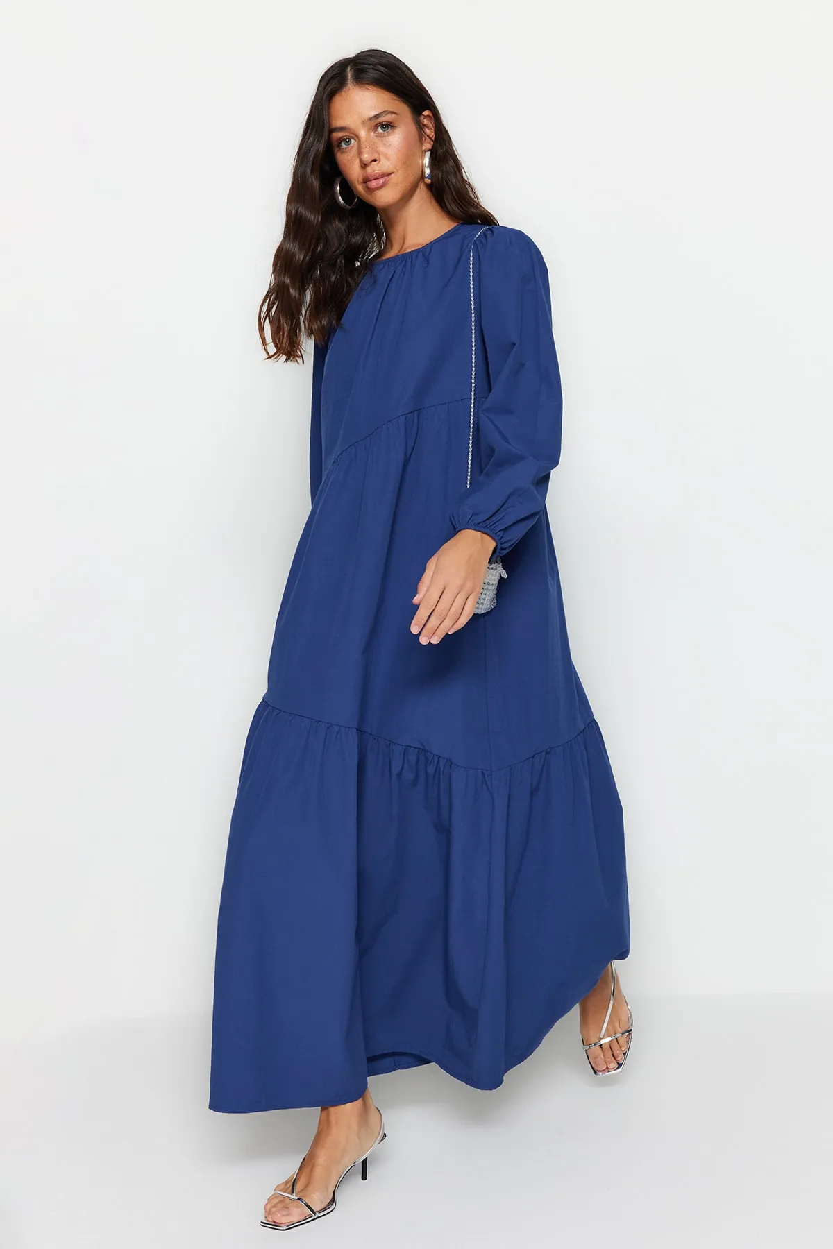 Trendyol Modest  Saks Gather Detailliertes, weit geschnittenes Baumwoll-Webkleid TCTSS21EL3470