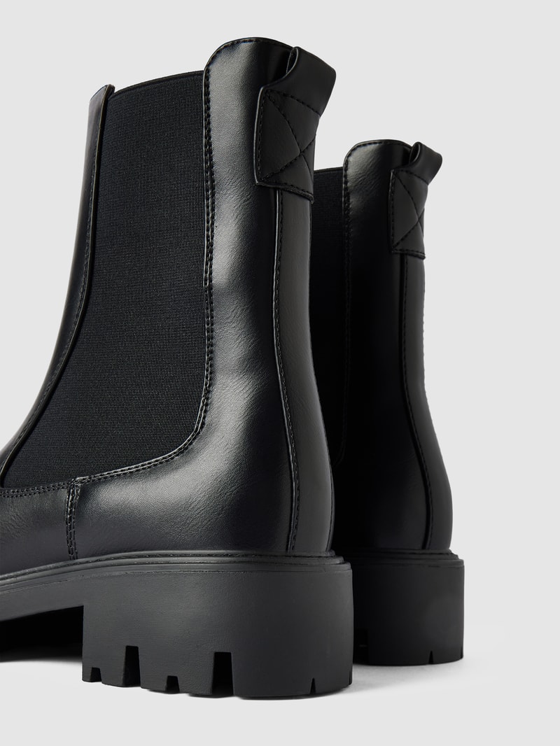 Chelsea Boots mit profilierter Sohle Modell 'BETTY' in schwarz