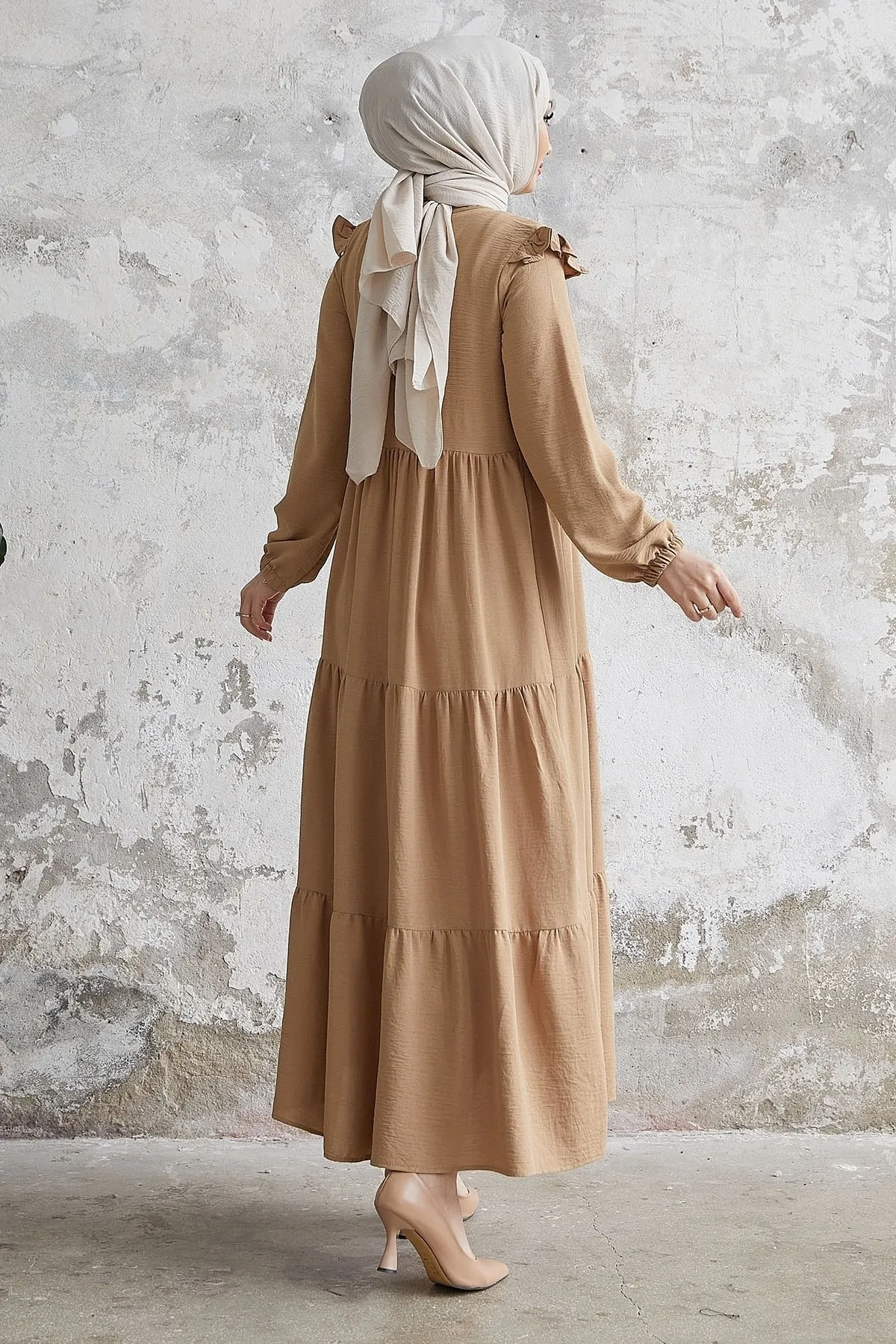 InStyle  Neya Freizeitkleid mit Rüschenschultern – Beige