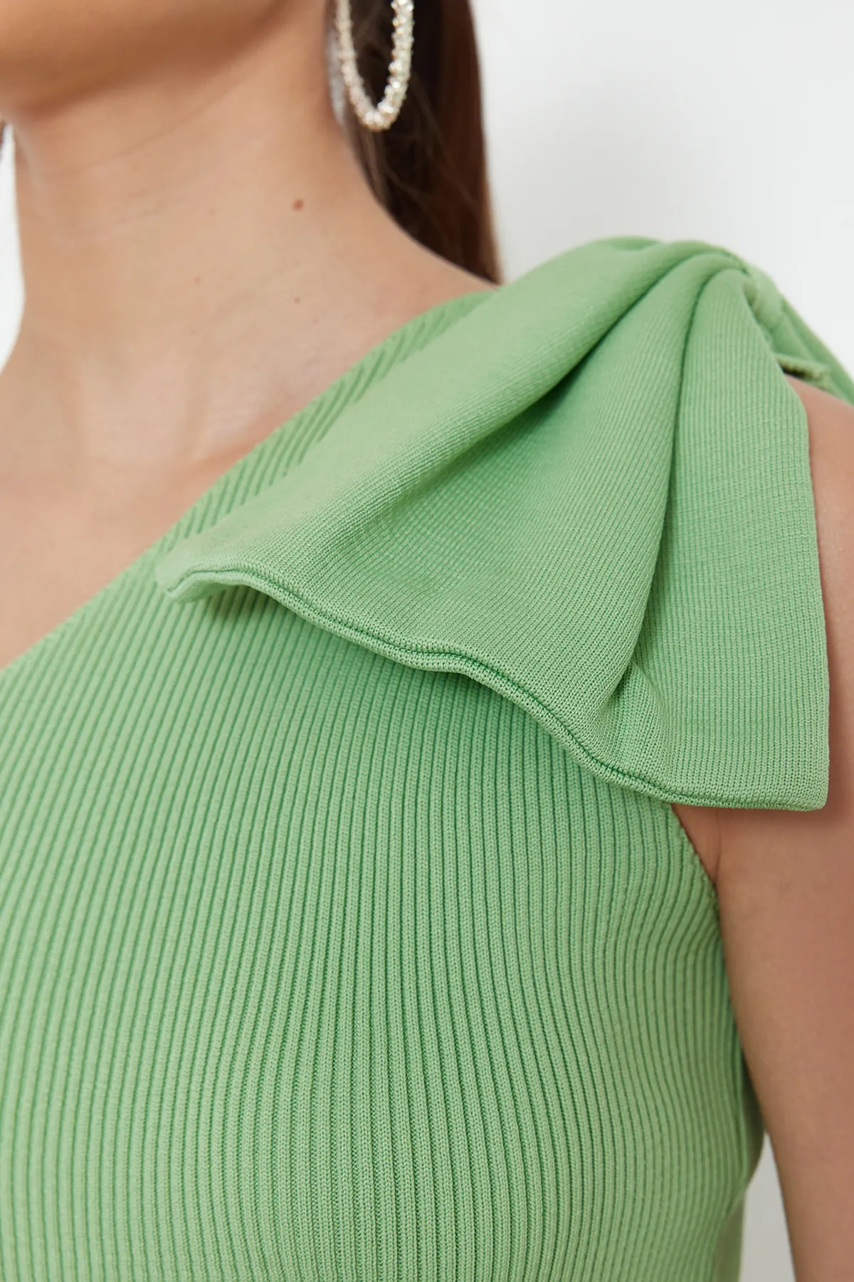 Trendyol Collection  Mintgrüne Bluse mit Schleife und einem Arm TPRSS22BZ0166