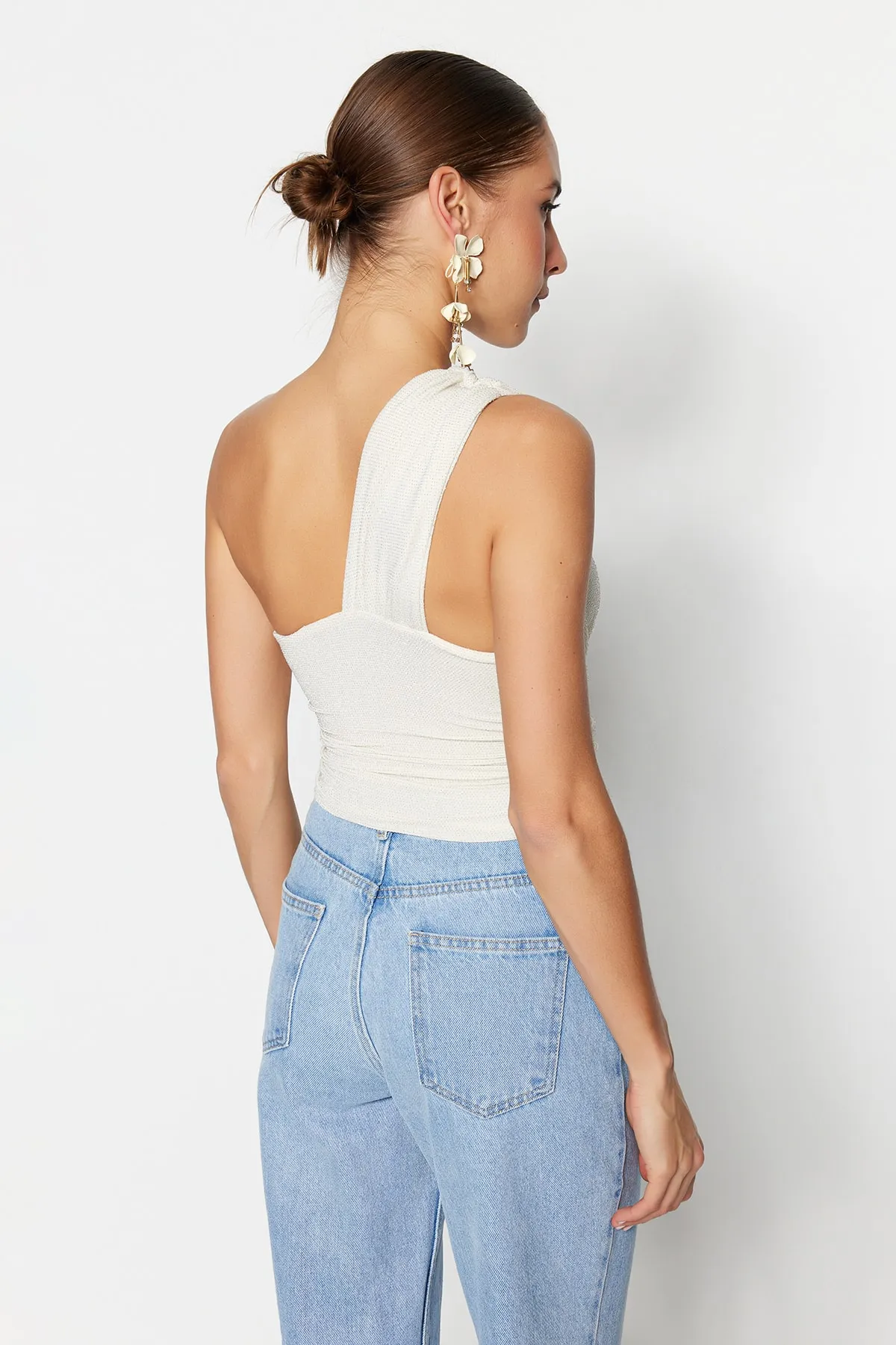 Trendyol Collection  Ecrufarbenes, bauchfreies, gefüttertes, glänzendes Strick-Bustier TPRSS23BS00011