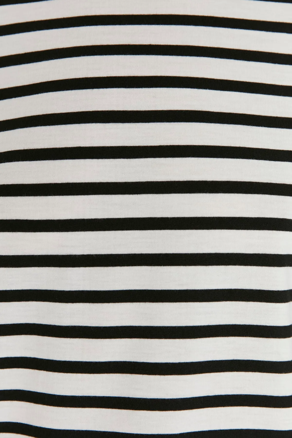 Trendyol Collection  Weiß gestreiftes Basic-Strick-T-Shirt TWOAW23TS00002
