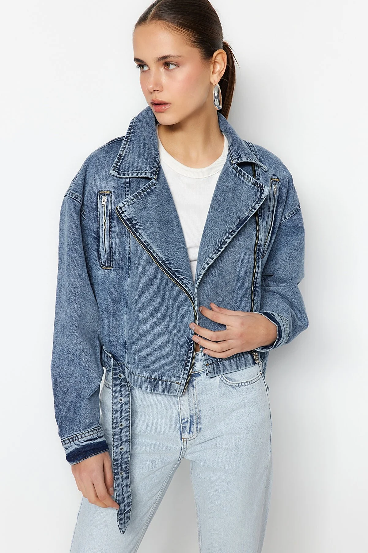 Trendyol Collection  Blaue Biker-Jeansjacke mit Reißverschlussdetail TWOSS23CE00050