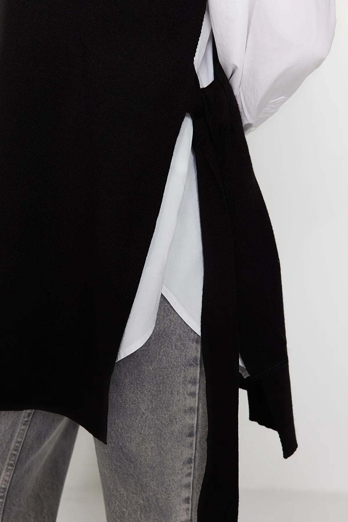 Trendyol Modest  Schwarzer Strickpullover mit Polokragen und seitlichem Bindeband TCTAW24UV00028