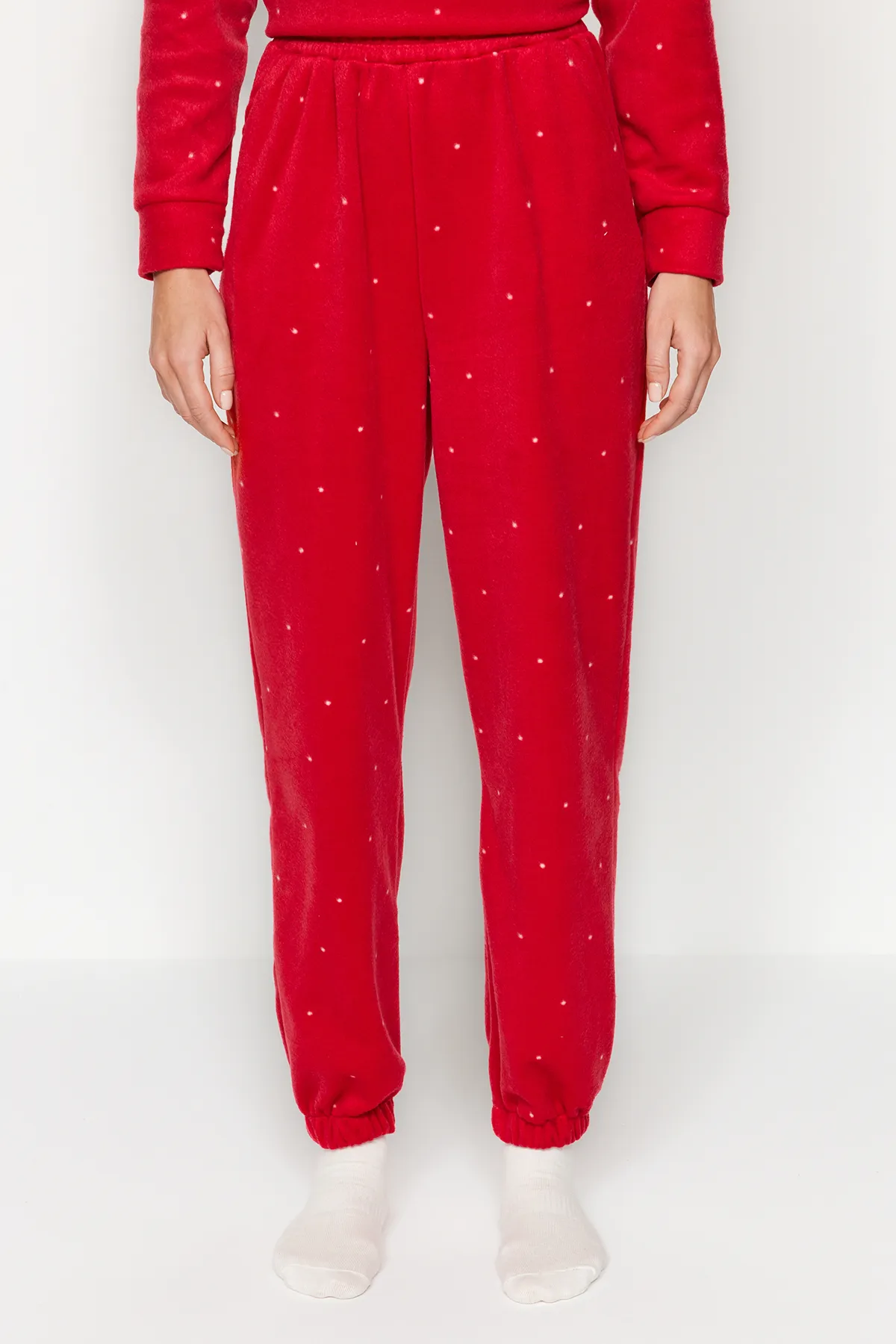 Trendyol Collection  Rotes Pyjama-Set aus gestricktem T-Shirt und Hose aus Samt THMAW24PT00032