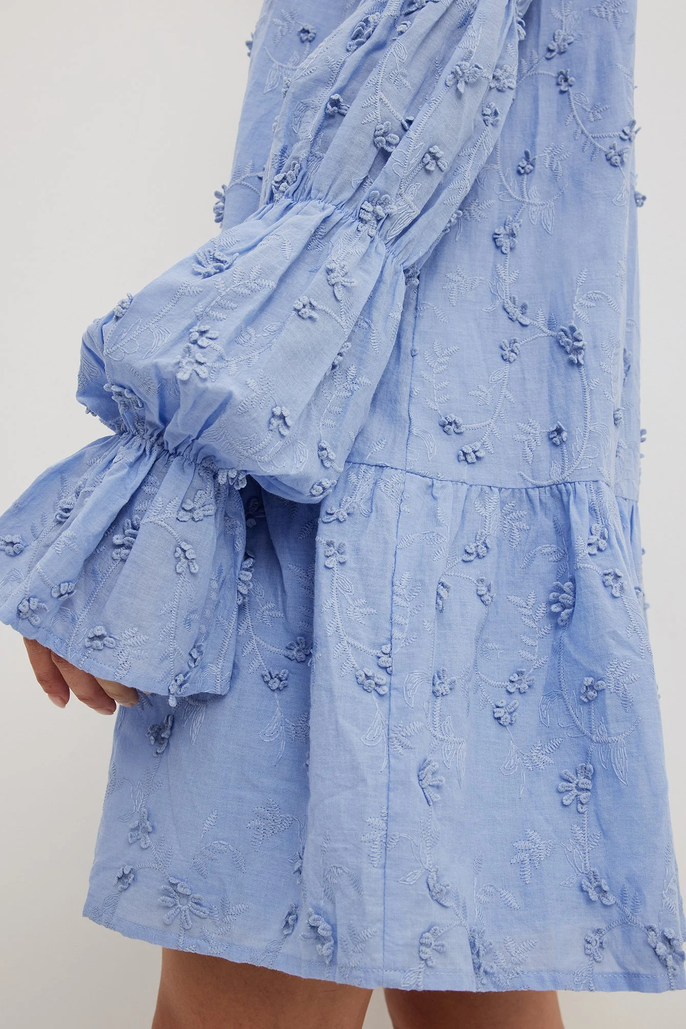 Kleid mit Detail am Ärmel