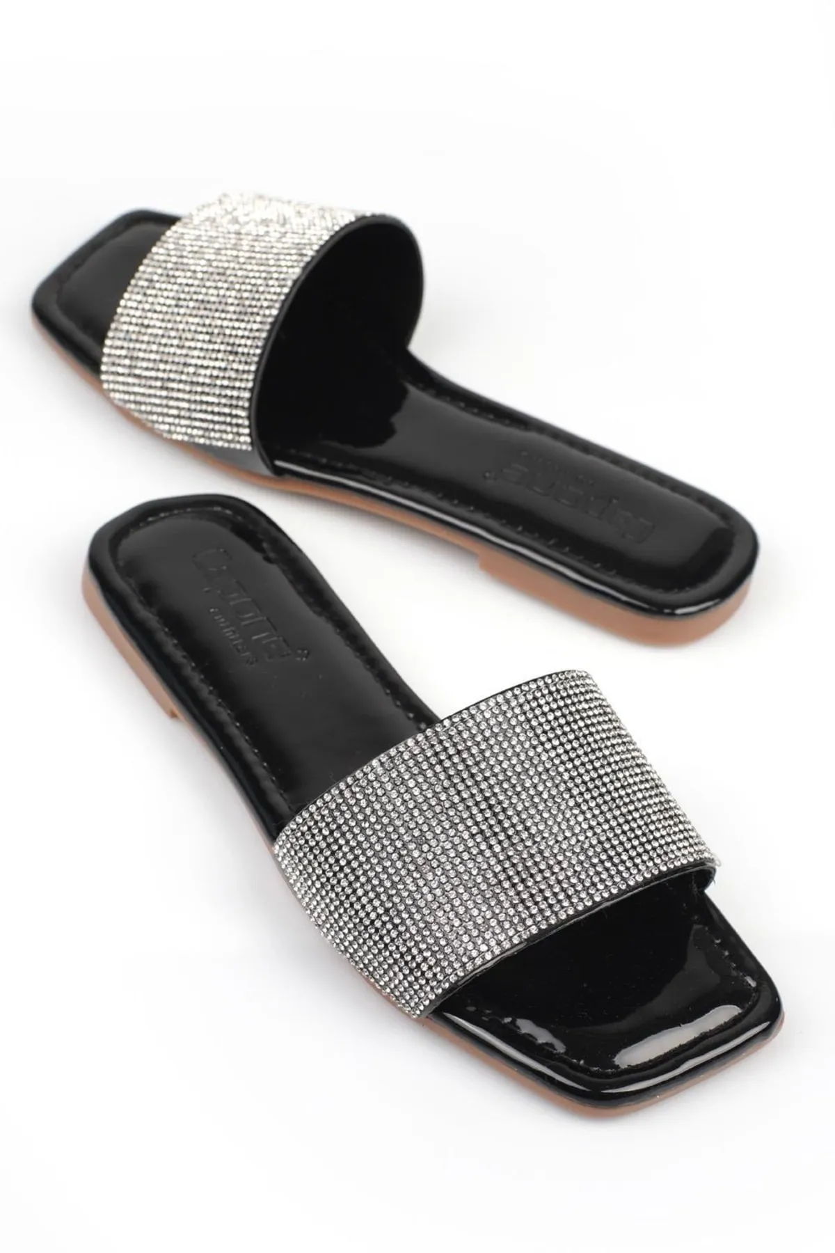 Capone Outfitters  Capone Stone Single Strap Flat Heel Stepp-Damenhausschuhe