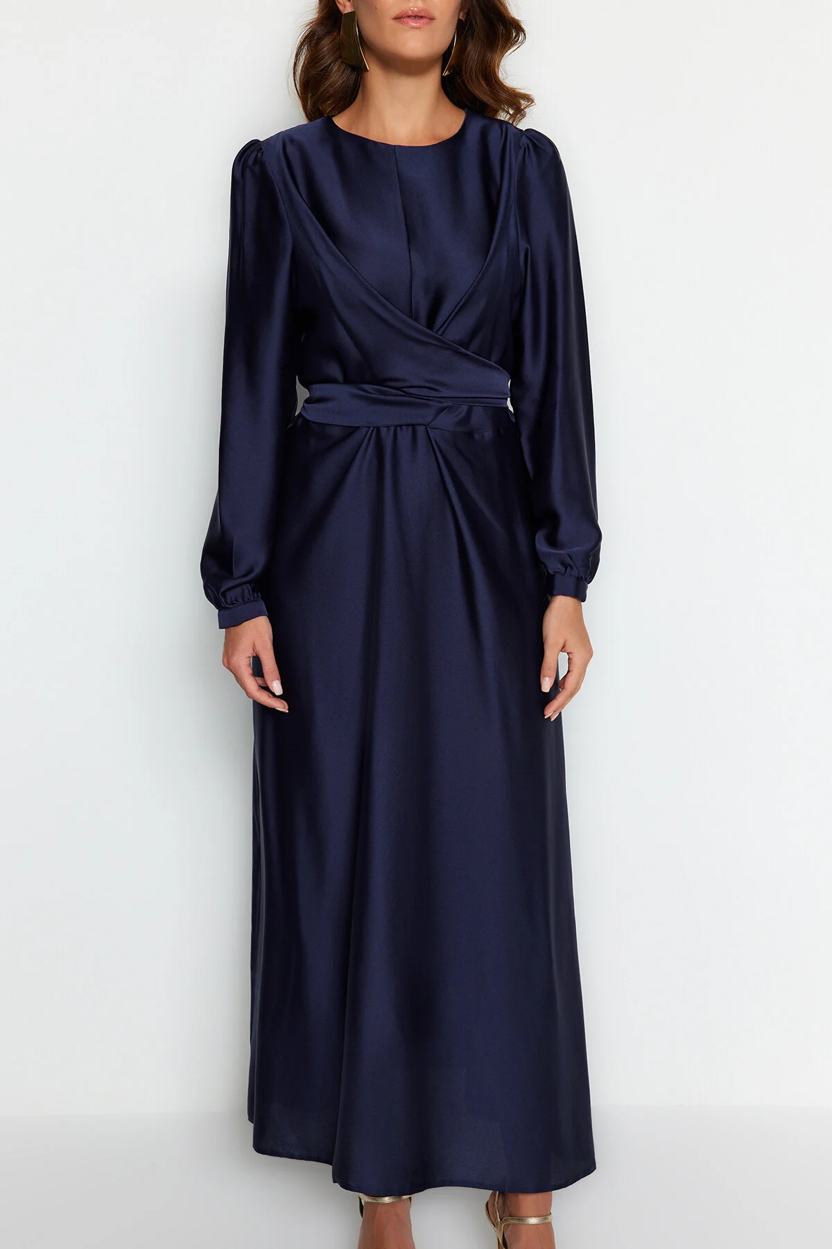 Trendyol Modest  Marineblaues Abendkleid aus Satin mit überkreuzten Bindedetails TCTAW22EB0105