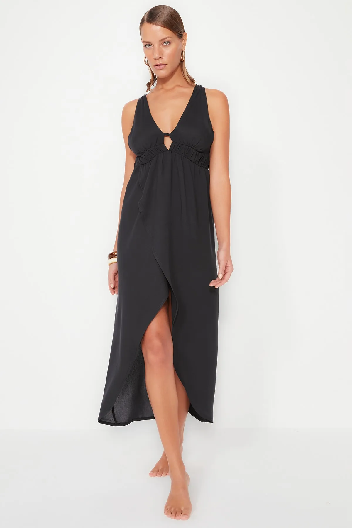 Trendyol Collection  Schwarzes, gerafftes Midi-Strandkleid aus Webstoff TBESS23EL00130