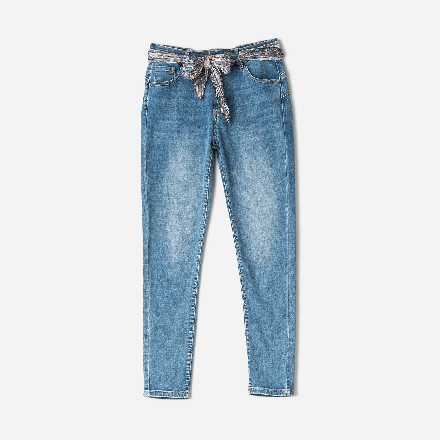 Jean slim TEXTO bleu délavé avec ceinture-foulard