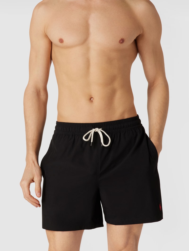 Badehose mit kontrastiven Details in schwarz