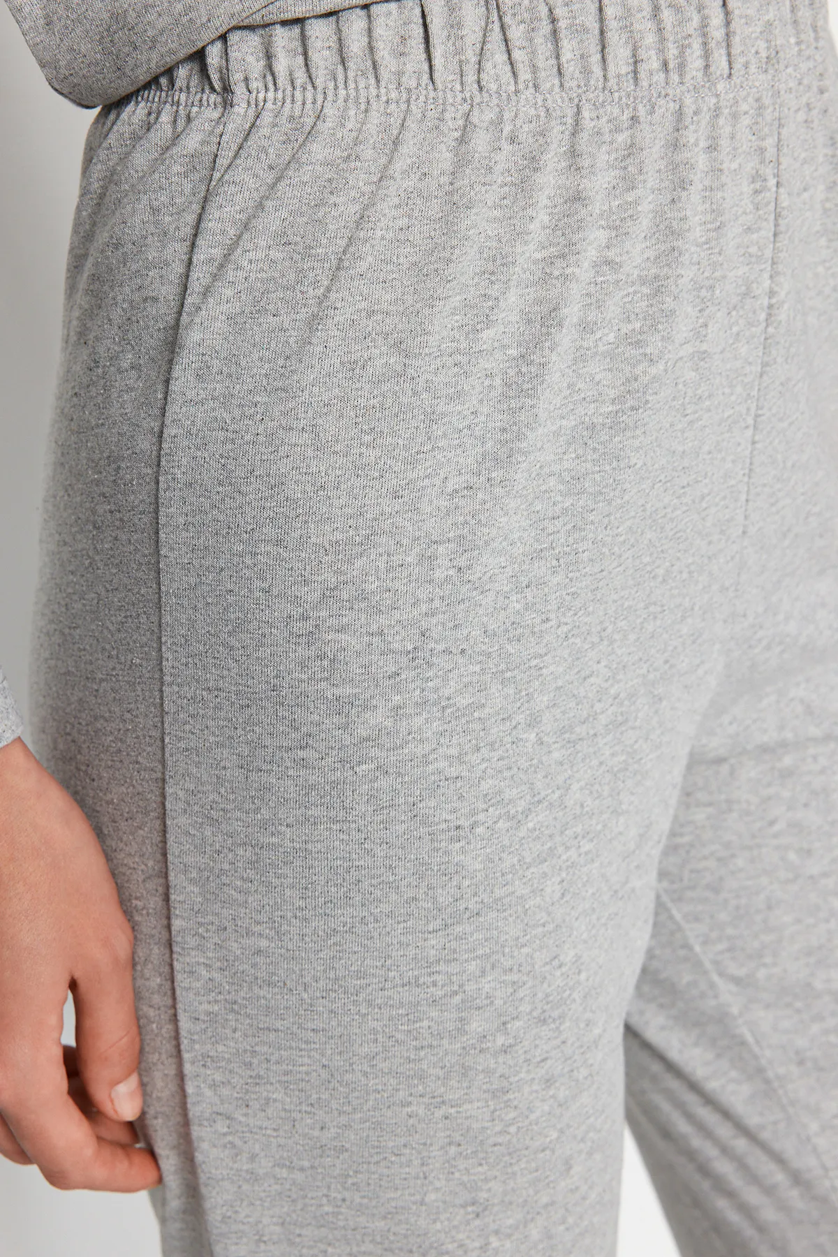Trendyol Collection  Grau meliertes Pyjama-Set aus Hemd und Hose aus Baumwolle mit Teddybär-Stickerei THMAW24PT00008