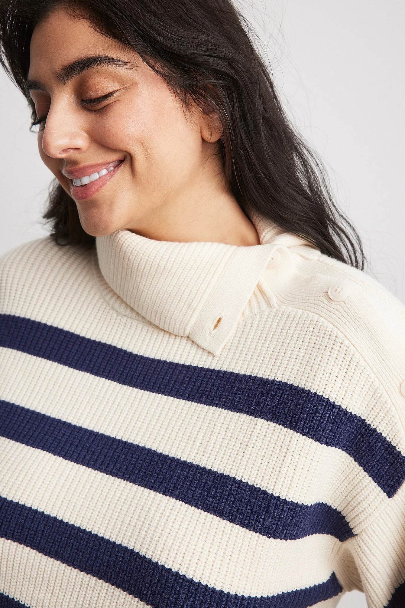 Gestreifter Rollkragenpullover aus Strick