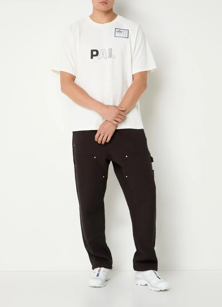 Tricou de camping în stil denim de la PAL Sporting Goods, cu logo și imprimeu pe spate.