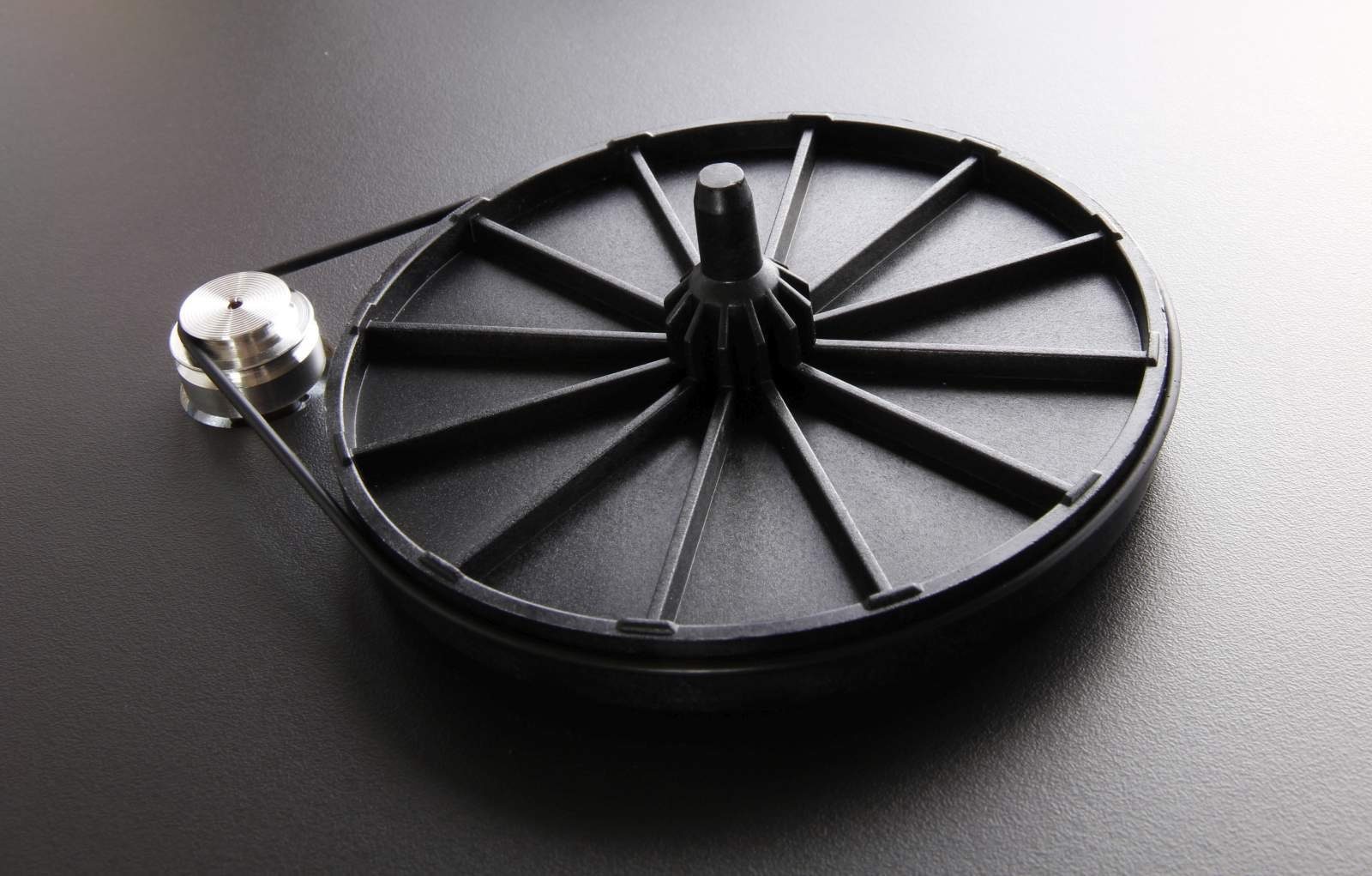 rega Rega Planar 1 Plattenspieler schwarz (matt) Versio Plattenspieler (Riemenantrieb, nicht zutreffend, Plug-and-Play,2 Geschwindigkeiten (33 1/3 und 45 U/min),mit Abdeckhaube/Deckel,hochwertige Ausführung,MM-Tonabnehmer,Riemenantrieb, 24V-Synchronm