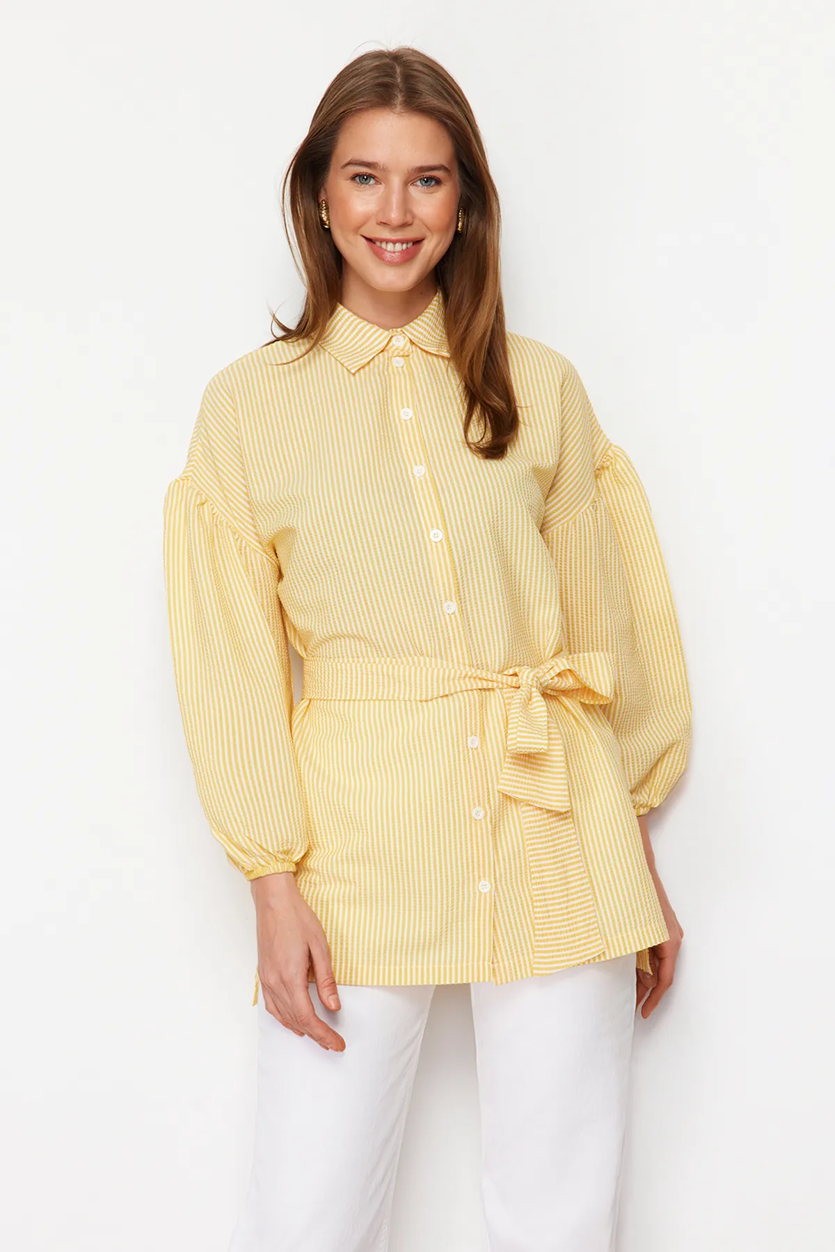 Trendyol Modest  Gelb gestreiftes, gewebtes Hemd mit Ballonärmeln und langem Rücken, Gürtel TCTSS22GO0116