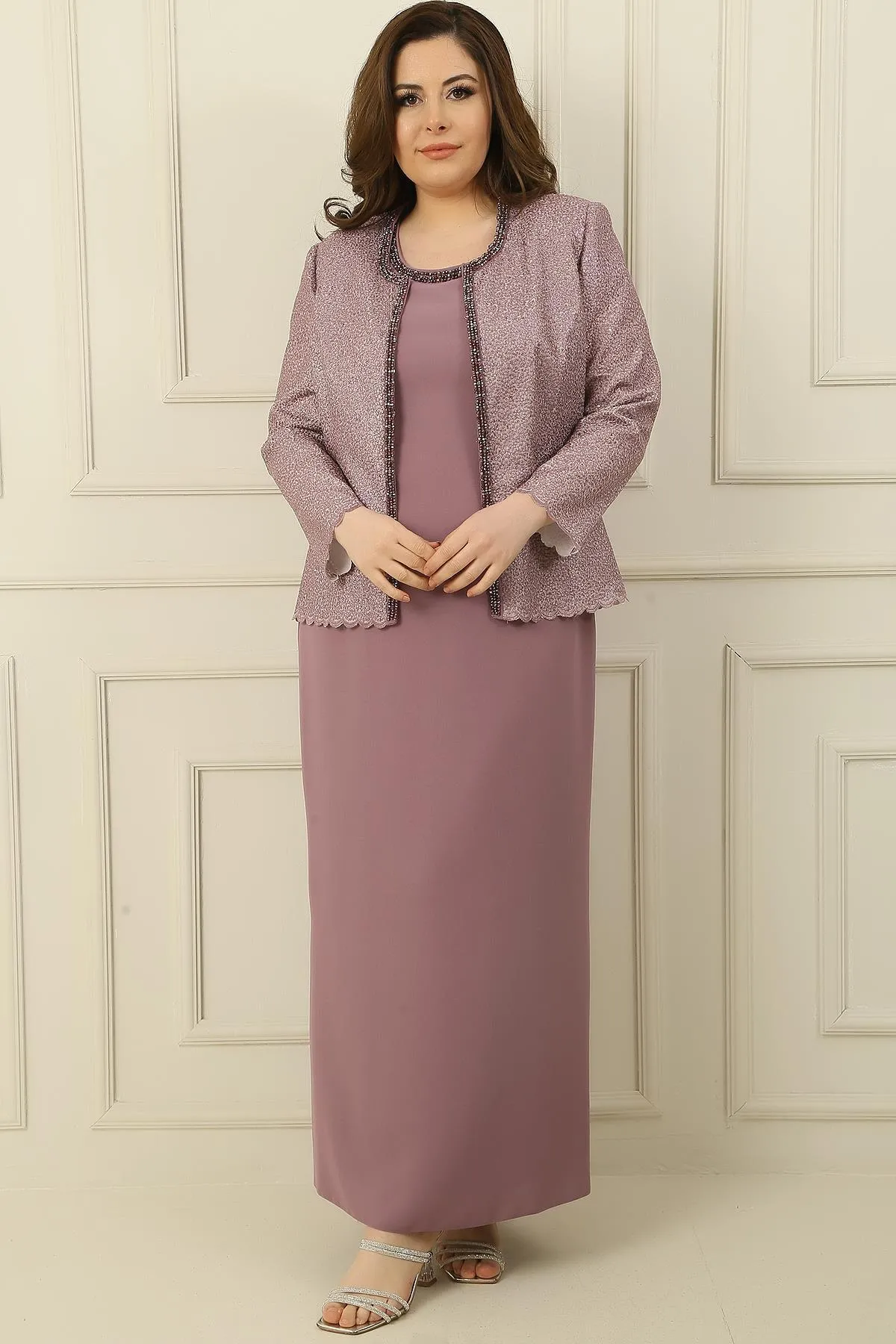 By Saygı  2-teiliges Set mit Kragen, Steinfutter, langem Kreppkleid und Paillettenjacke in Übergröße