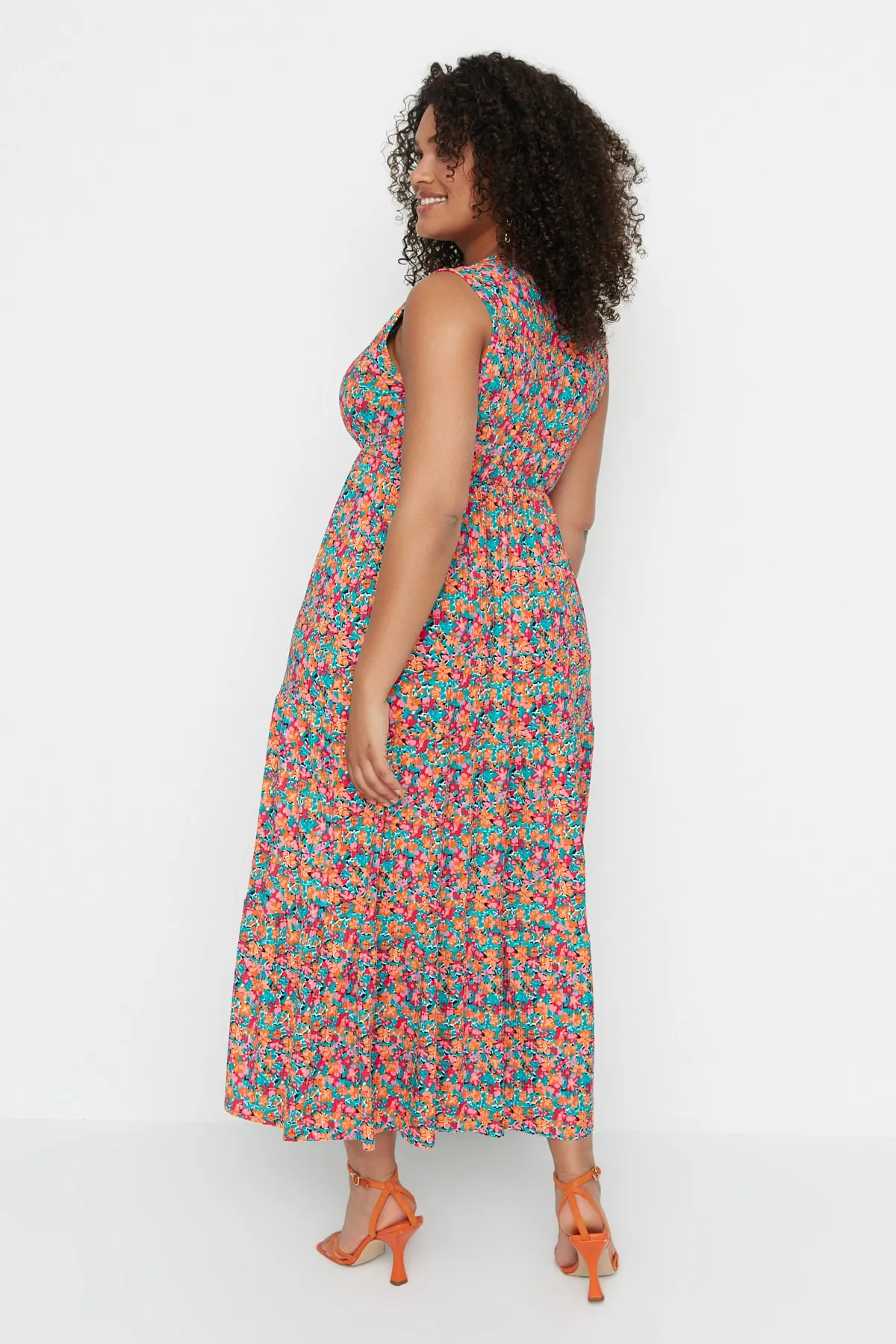 Trendyol Curve  Mehrfarbiges A-Linien-Strickkleid mit Blumenmuster TBBSS22AH00010