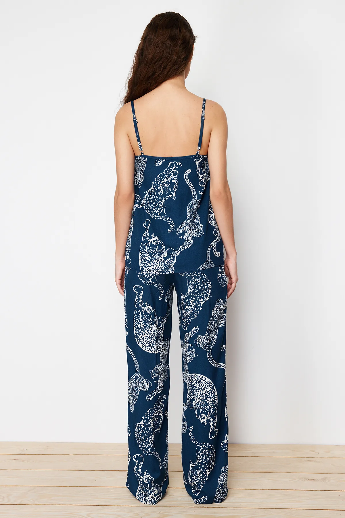 Trendyol Collection  Blaues Pyjama-Set aus Viskosegewebe mit Tiermuster und Seilträgern THMSS24PT00127