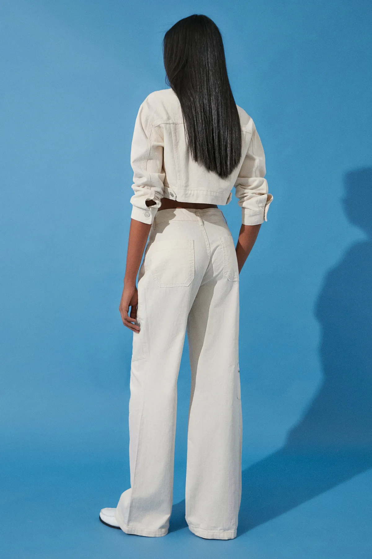Trendyol Collection  Ecrufarbene Jeans mit hoher Taille und weitem Bein und Cargo-Taschen TWOSS24JE00223