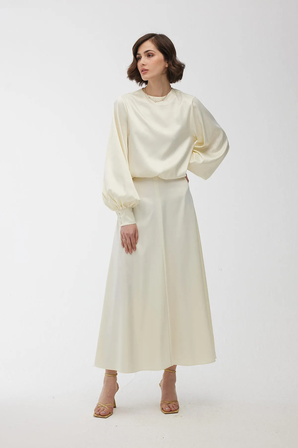 Manuka  Satin-Abendkleid, ausgestellter Rock, Perle