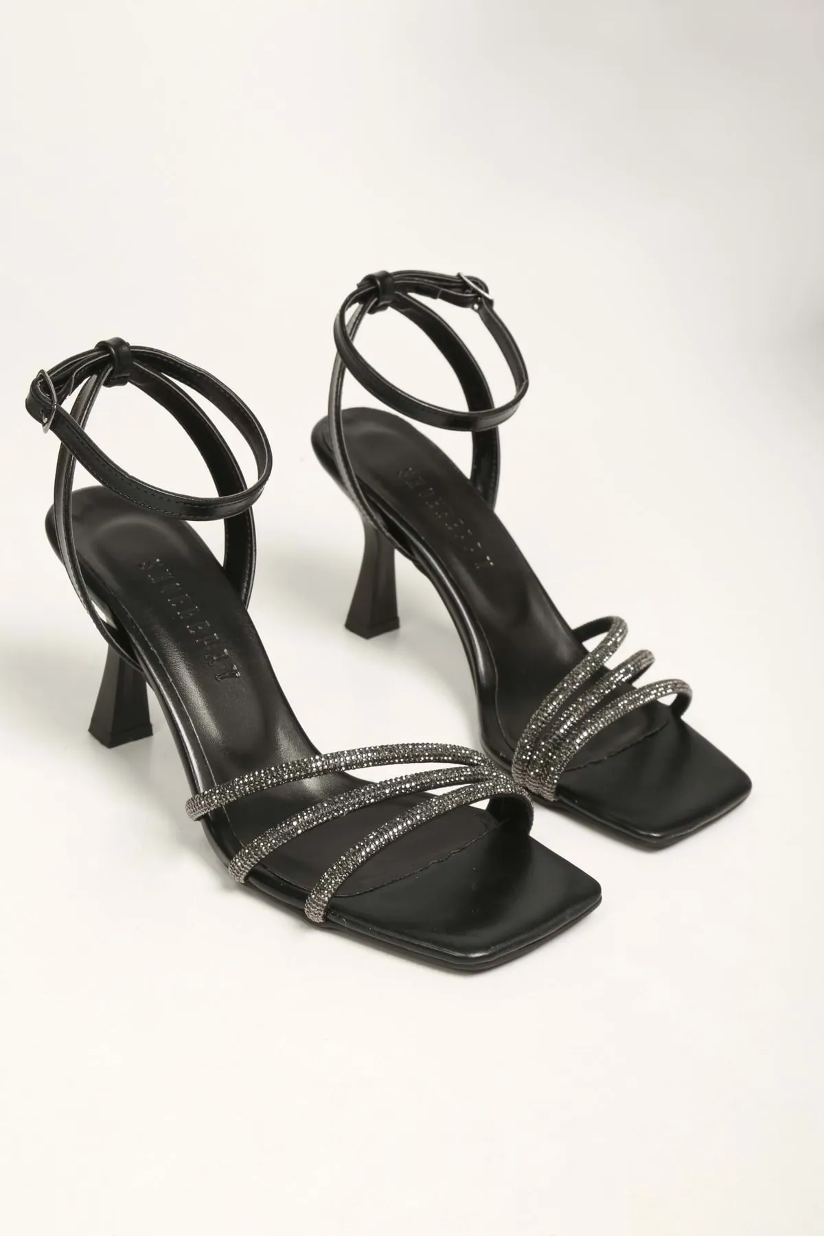 Shoeberry  Damen-Schuhe „Rue“ mit Absatz in schwarzem Metallic-Stein