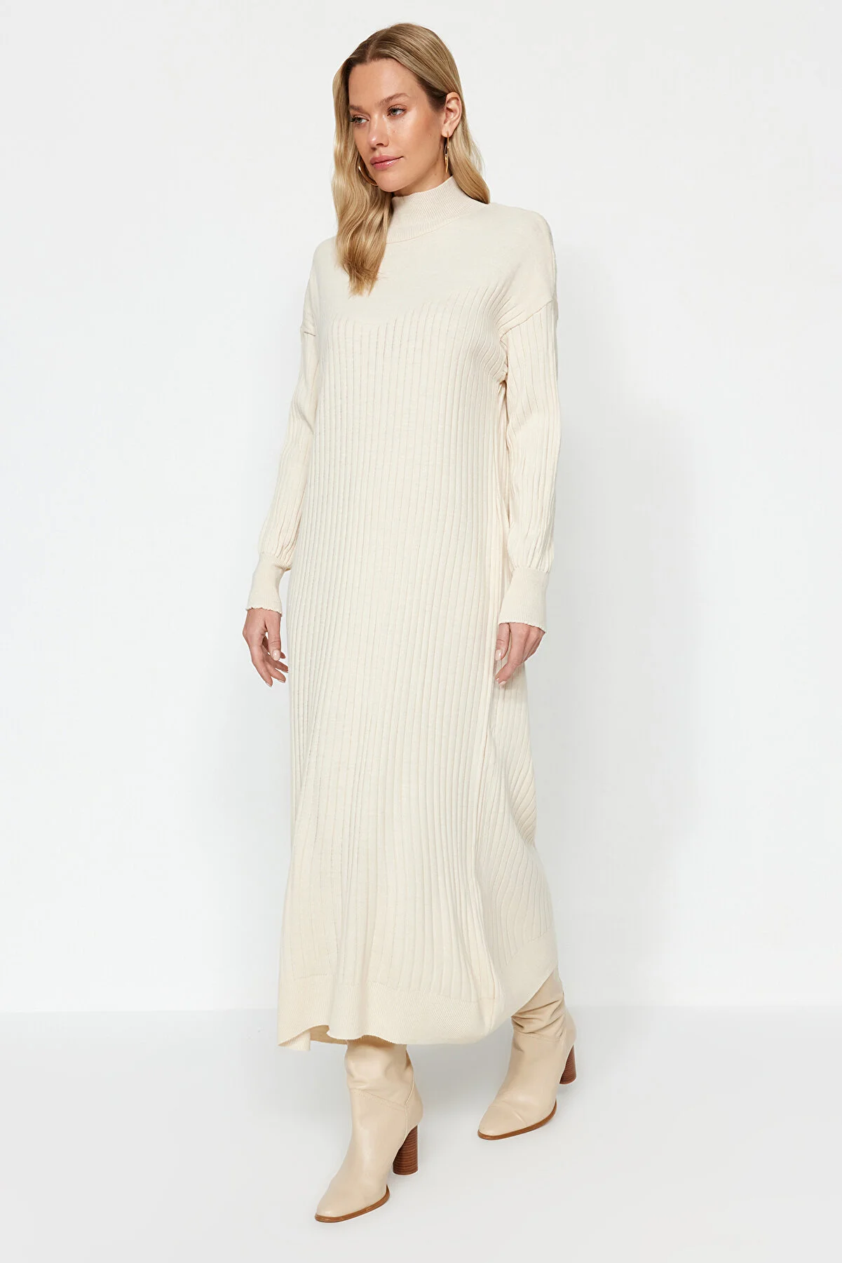 Trendyol Modest  Strickkleid mit Stehkragen in Stein TCTAW24EB00015