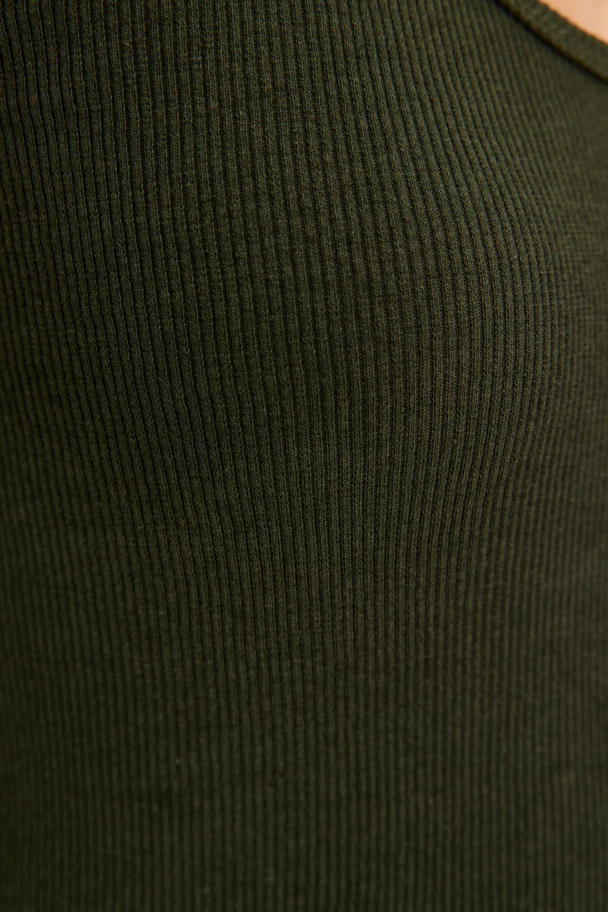 Trendyol Collection  Khakifarbenes, geripptes, flexibles Strickunterhemd mit Pool-Ausschnitt TWOSS22AL0042
