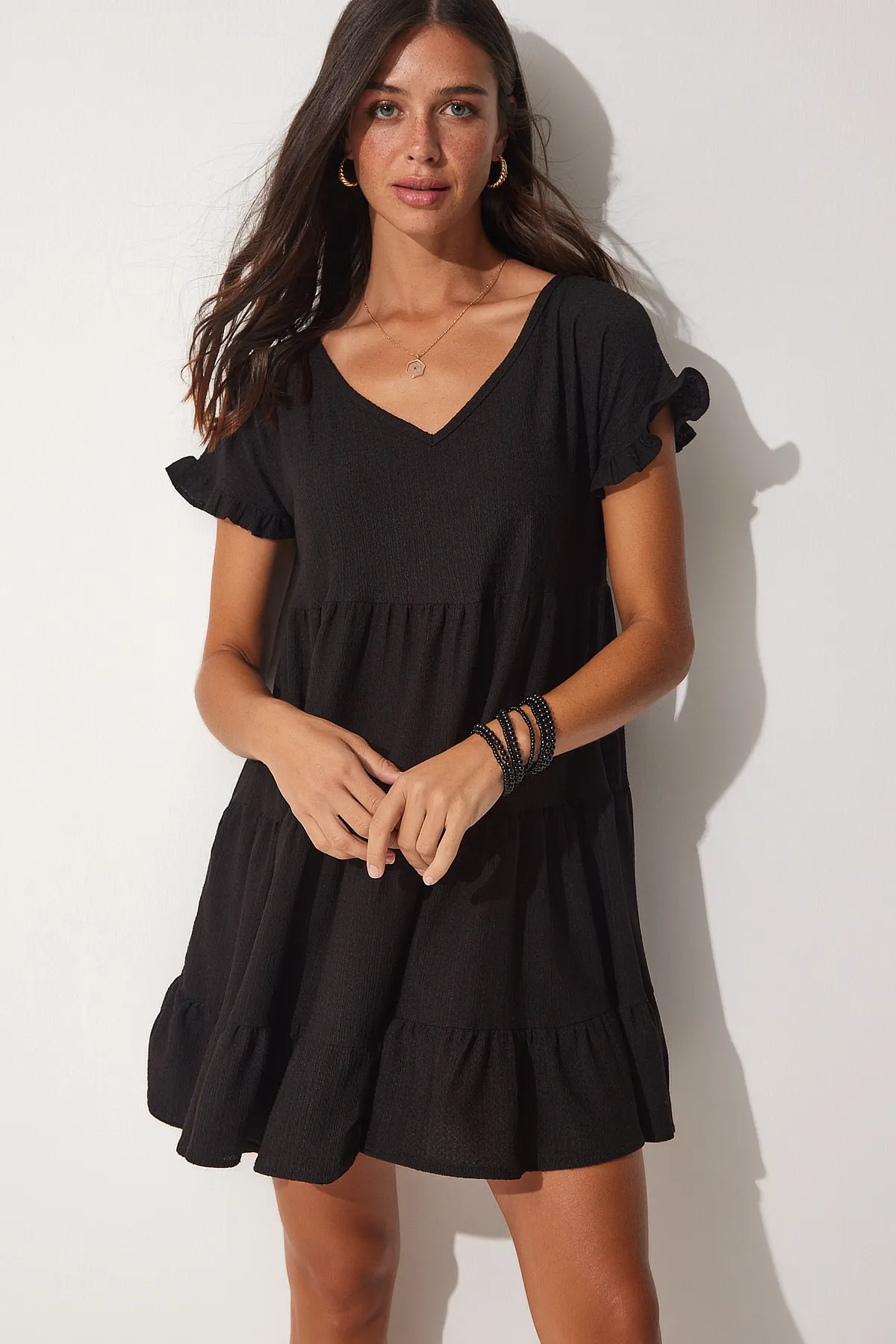 Happiness İstanbul  Schwarzes, ausgestelltes Sommer-Strickkleid mit V-Ausschnitt und Volants für Damen DZ00079