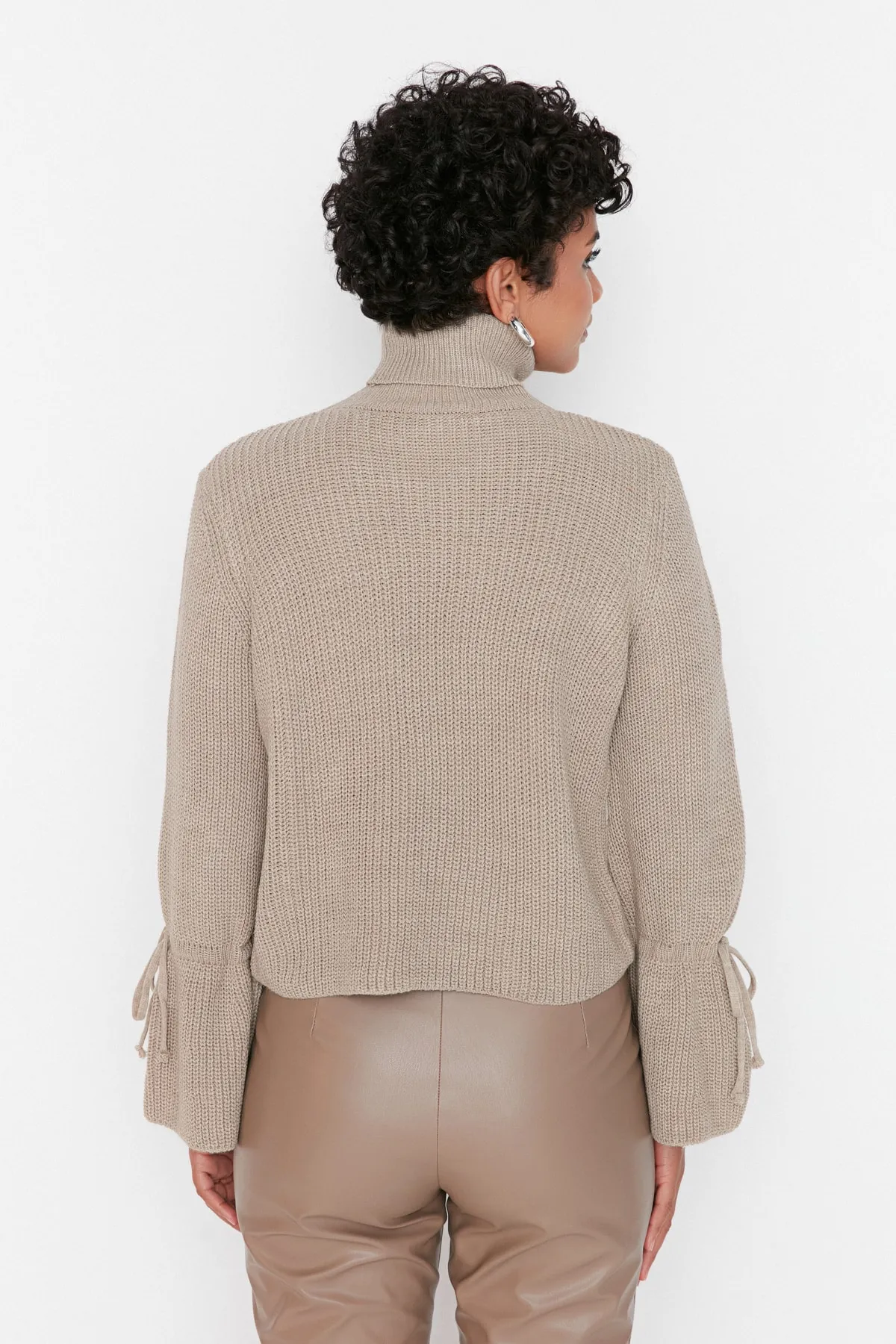Trendyol Collection  Strickpullover mit nerzfarbenen Ärmeln und Detail TWOAW23KZ01491