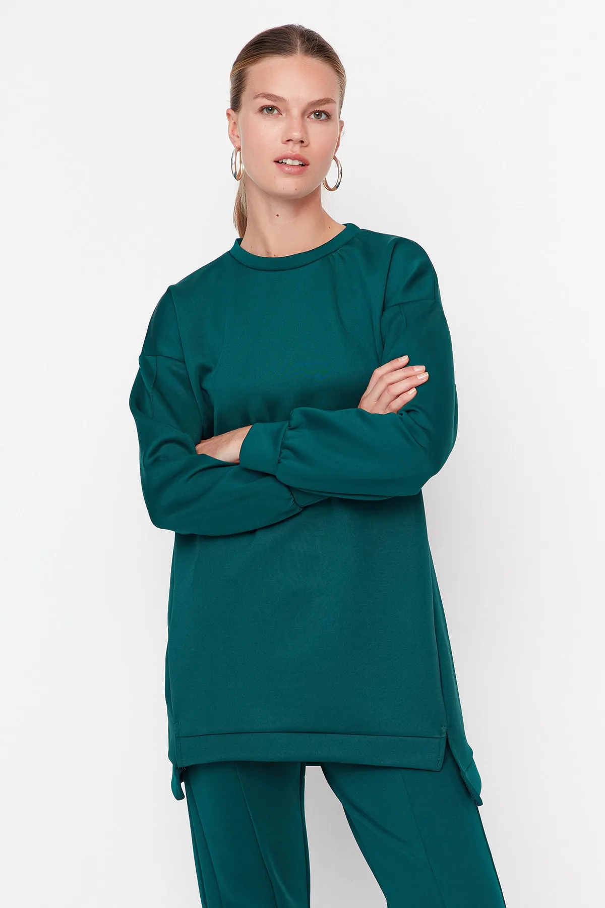 Trendyol Modest  Grünes Scuba-Tunika-Hose-Set aus Oberteil und Unterteil mit Schlitzdetail TCTAW23US00201