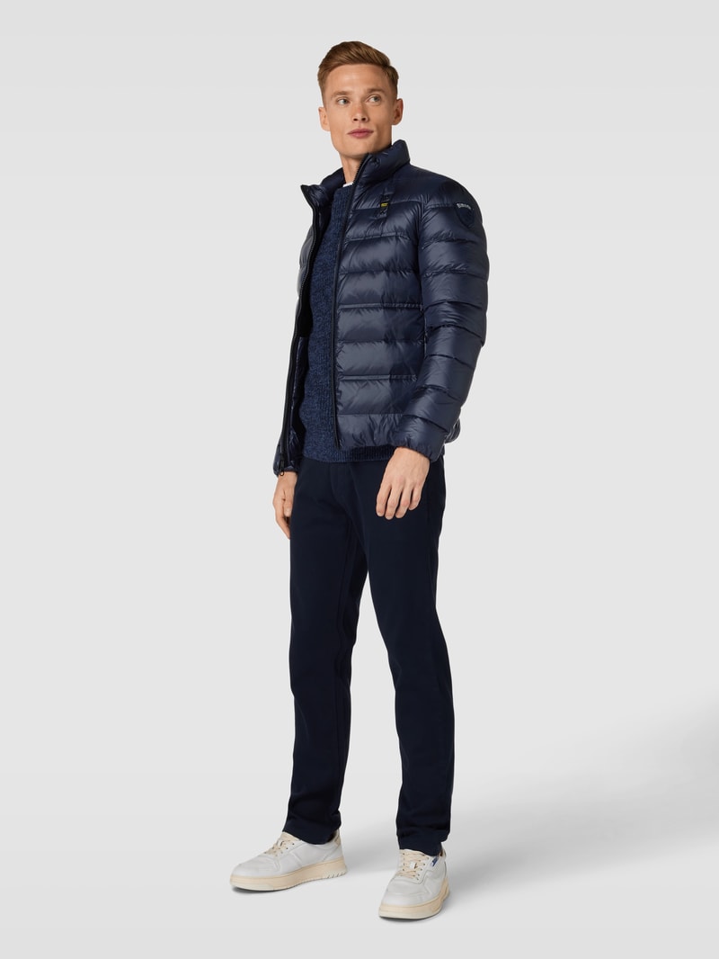 Daunenjacke mit Label-Detail in marineblau
