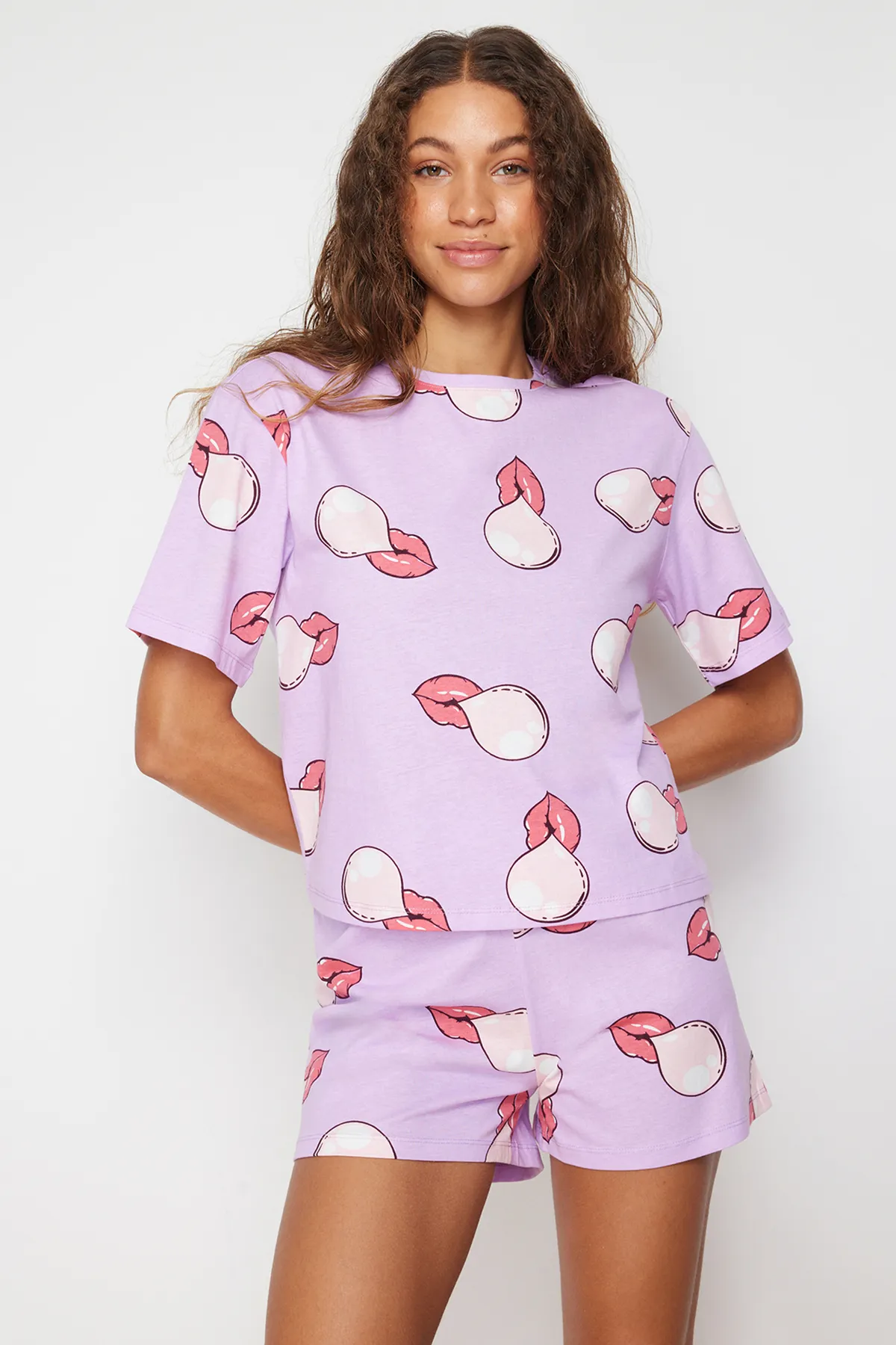 Trendyol Collection  Fliederfarbenes Strickpyjama-Set aus 100 % Baumwolle mit Lippenmuster THMSS24PT00040