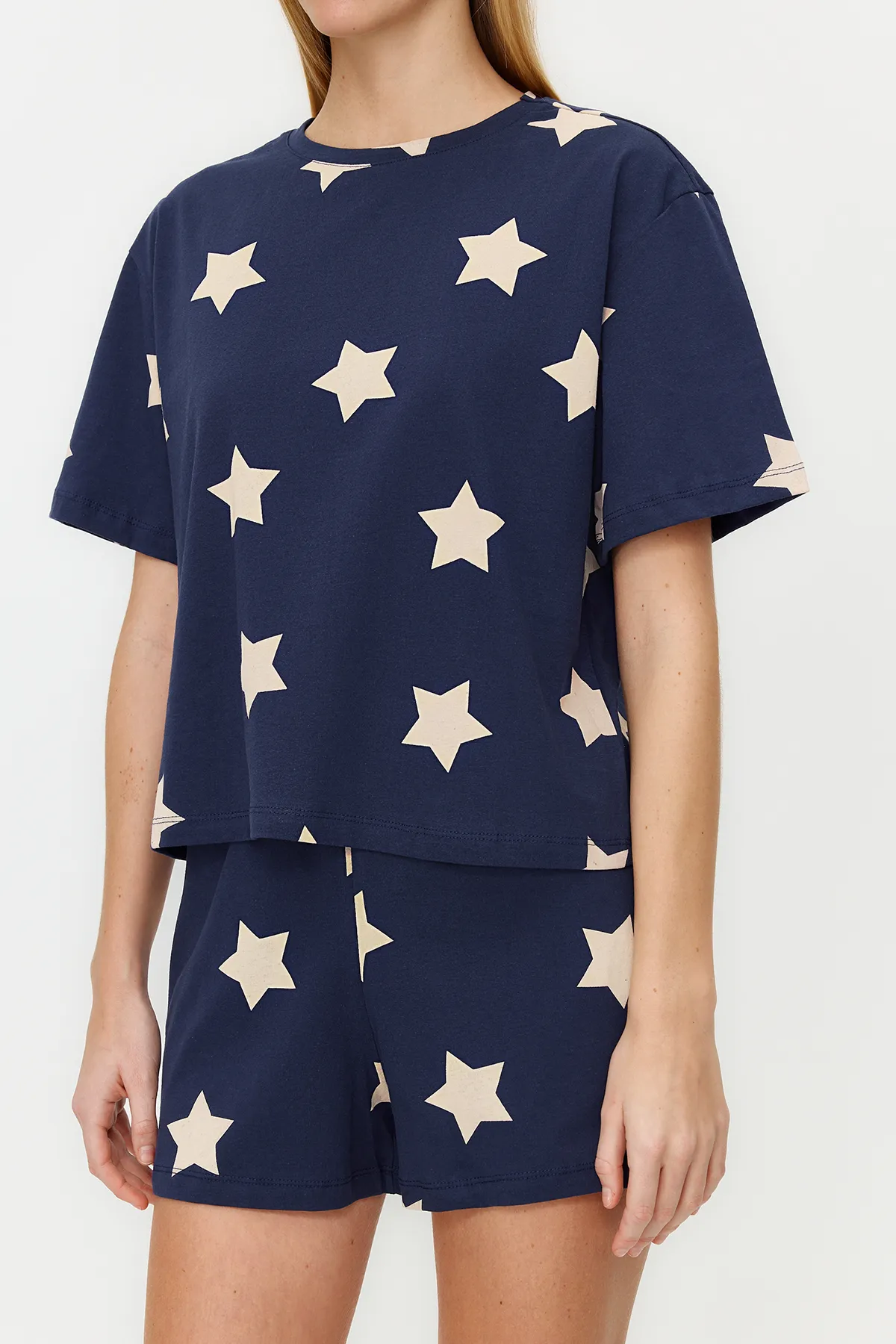 Trendyol Collection  Marineblaues Strickpyjama-Set mit T-Shirt und Shorts aus 100 % Baumwolle mit Sternmuster THMSS22PT0501