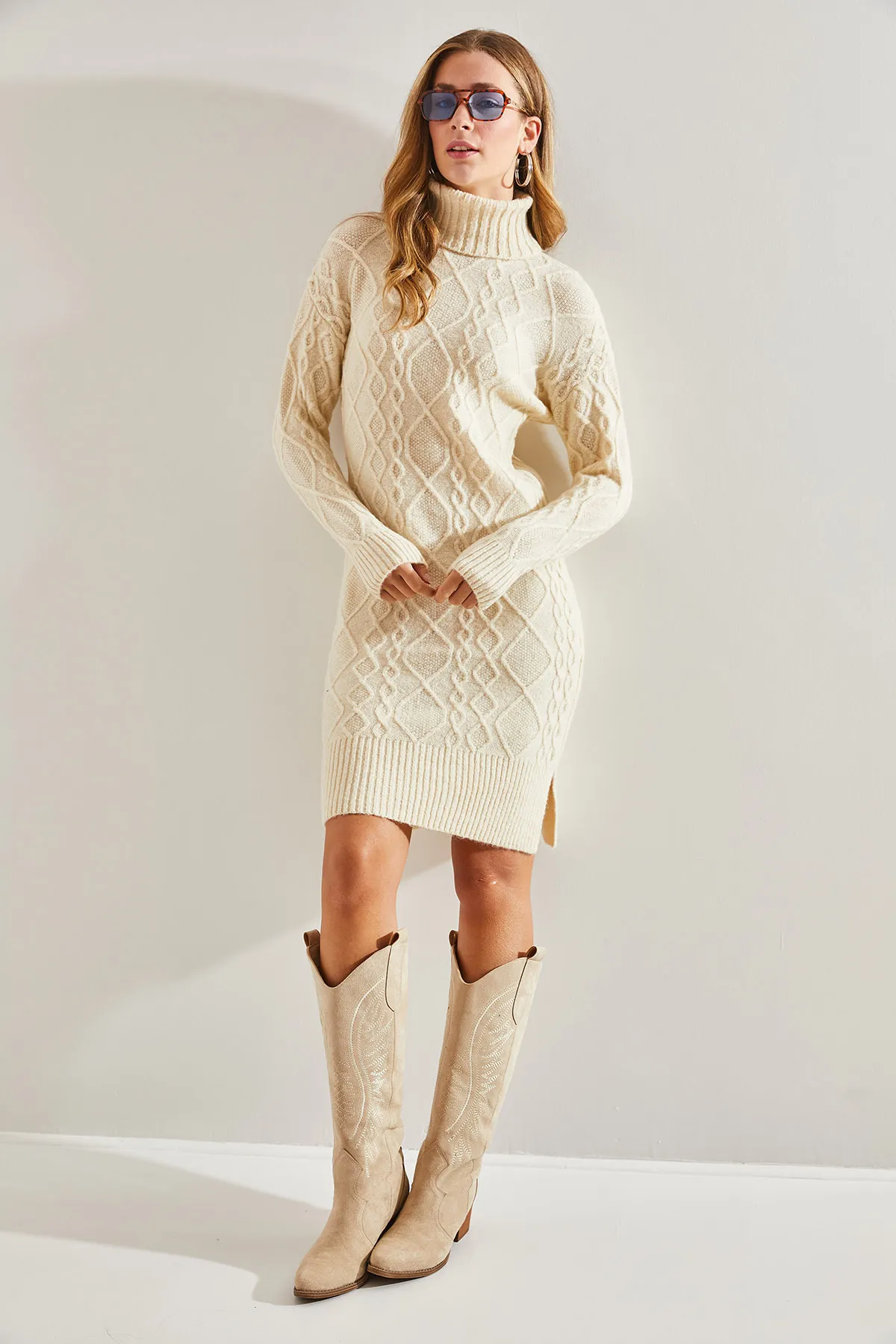 Bianco Lucci  Rollkragen-Strickkleid mit geflochtenem Haar für Damen
