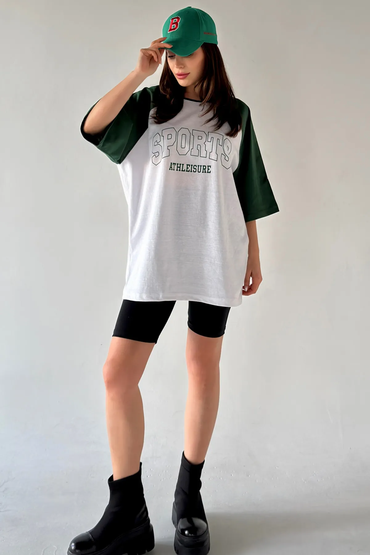 MODAGEN  Unisex-Baumwolle, weiße Ärmel, grünes, sportlich bedrucktes, übergroßes Boyfriend-T-Shirt mit Rundhalsausschnitt