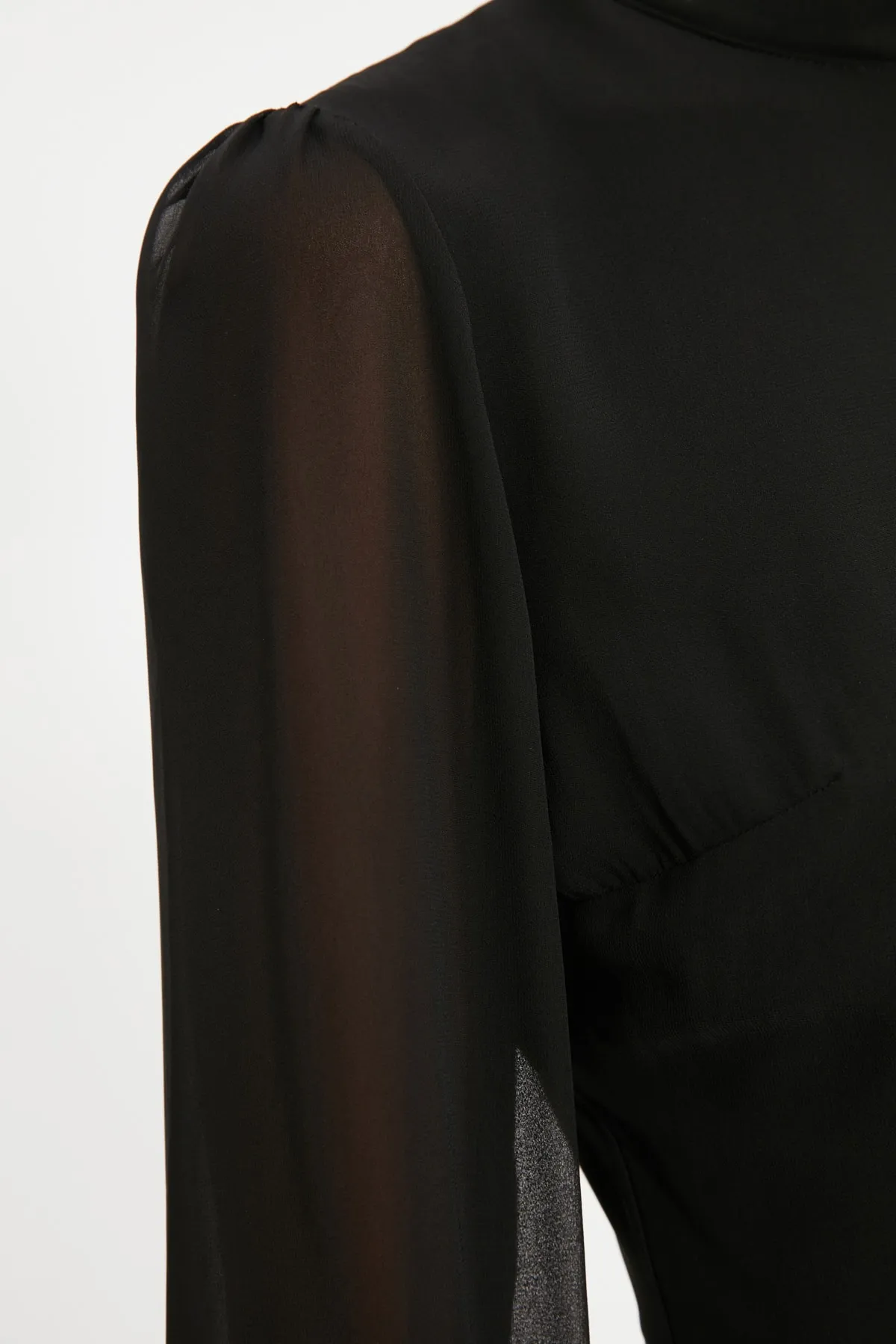 Trendyol Collection  Schwarzes A-Linien-Midikleid aus Chiffon mit Stehkragen und Futter TWOAW20EL1313