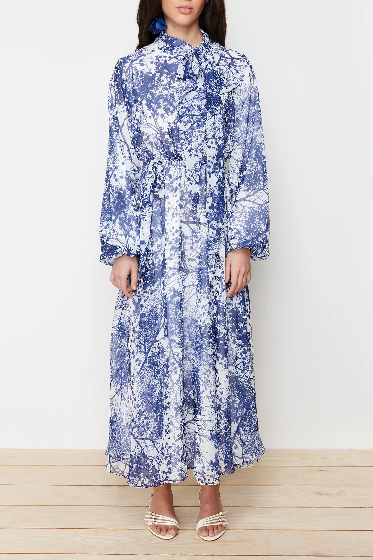 Trendyol Modest  Blaues, langes Abendkleid aus Chiffon mit Blumenmuster und Futter TCTSS24EB00040