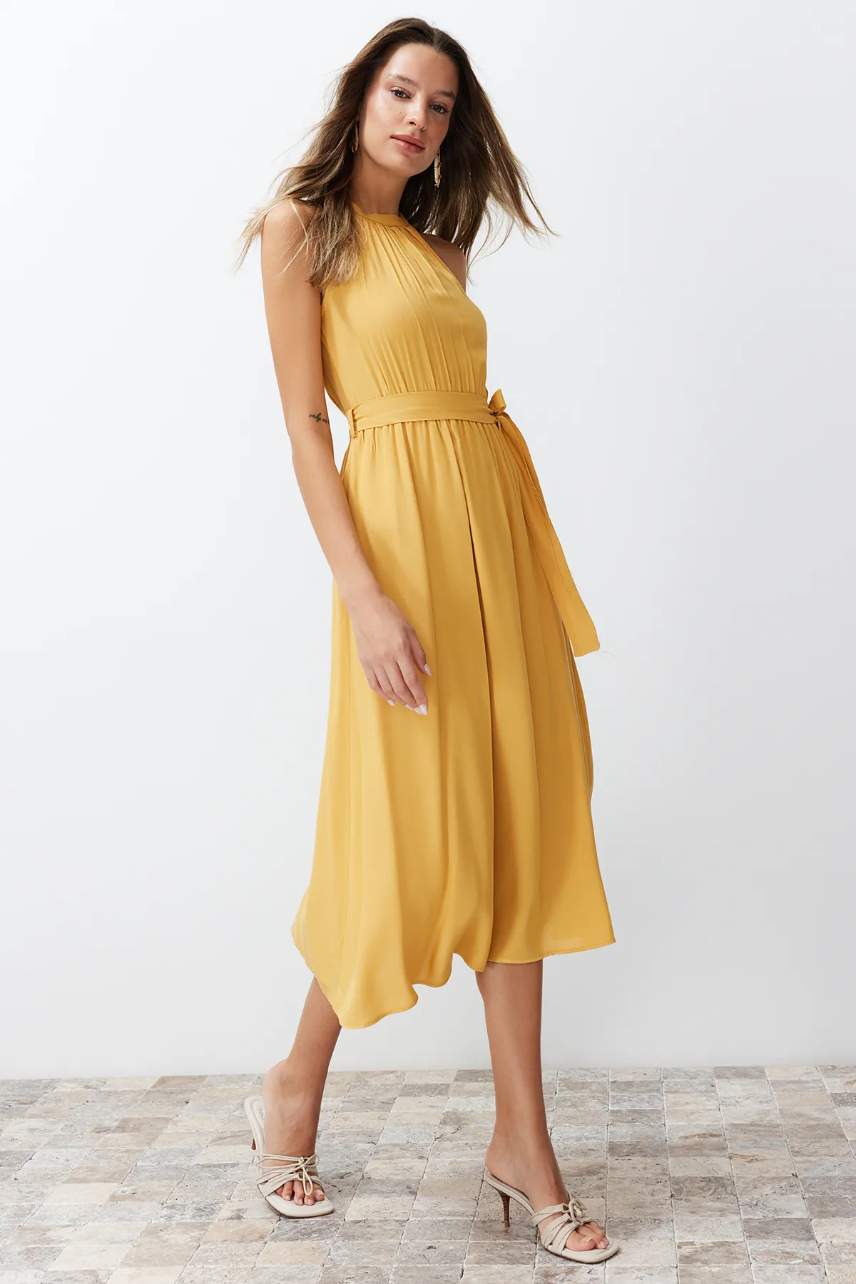 Trendyol Collection  Gelbes A-Linien-Midikleid aus viskosem Webstoff mit Neckholder und Gürtel TWOSS19EL0155
